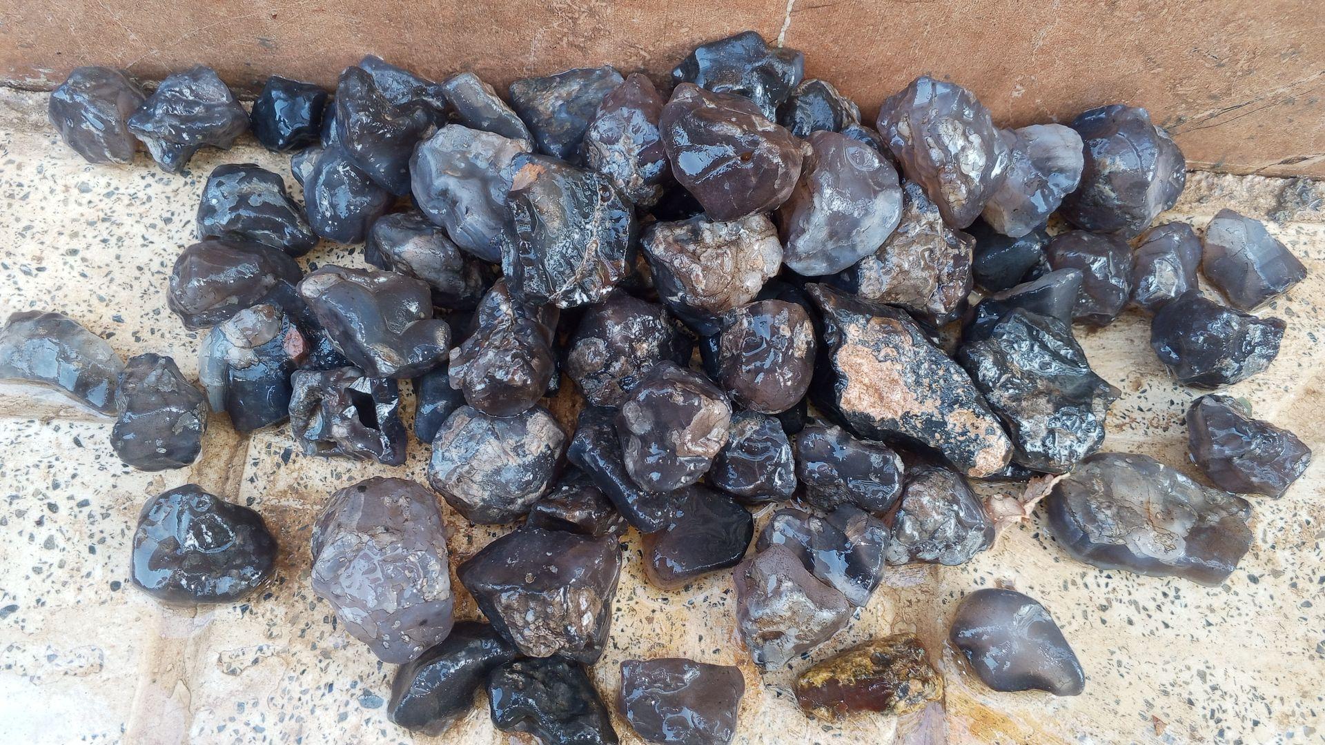 2 کیلو گرم راف عقیق دودی آبدار زیبا