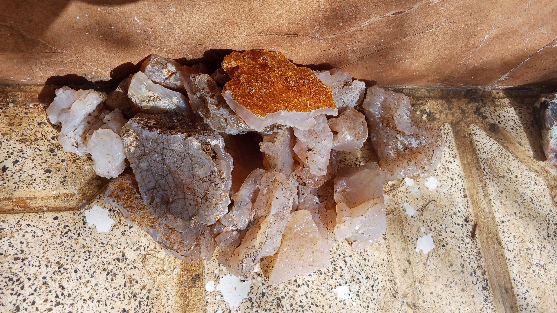 یک کیلو گرم راف عقیق  آبدار ارسال رندوم