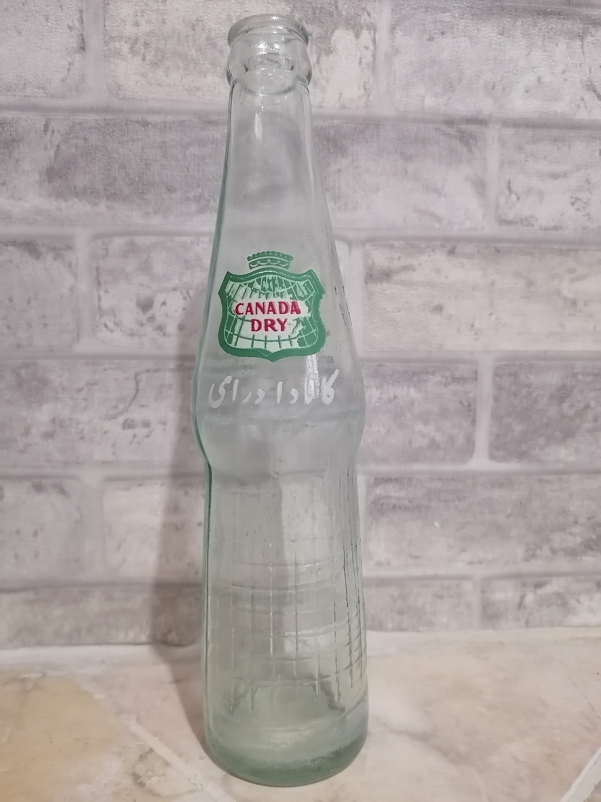 بطری قدیمی نوشابه کانادادرای پایین شطرنجی