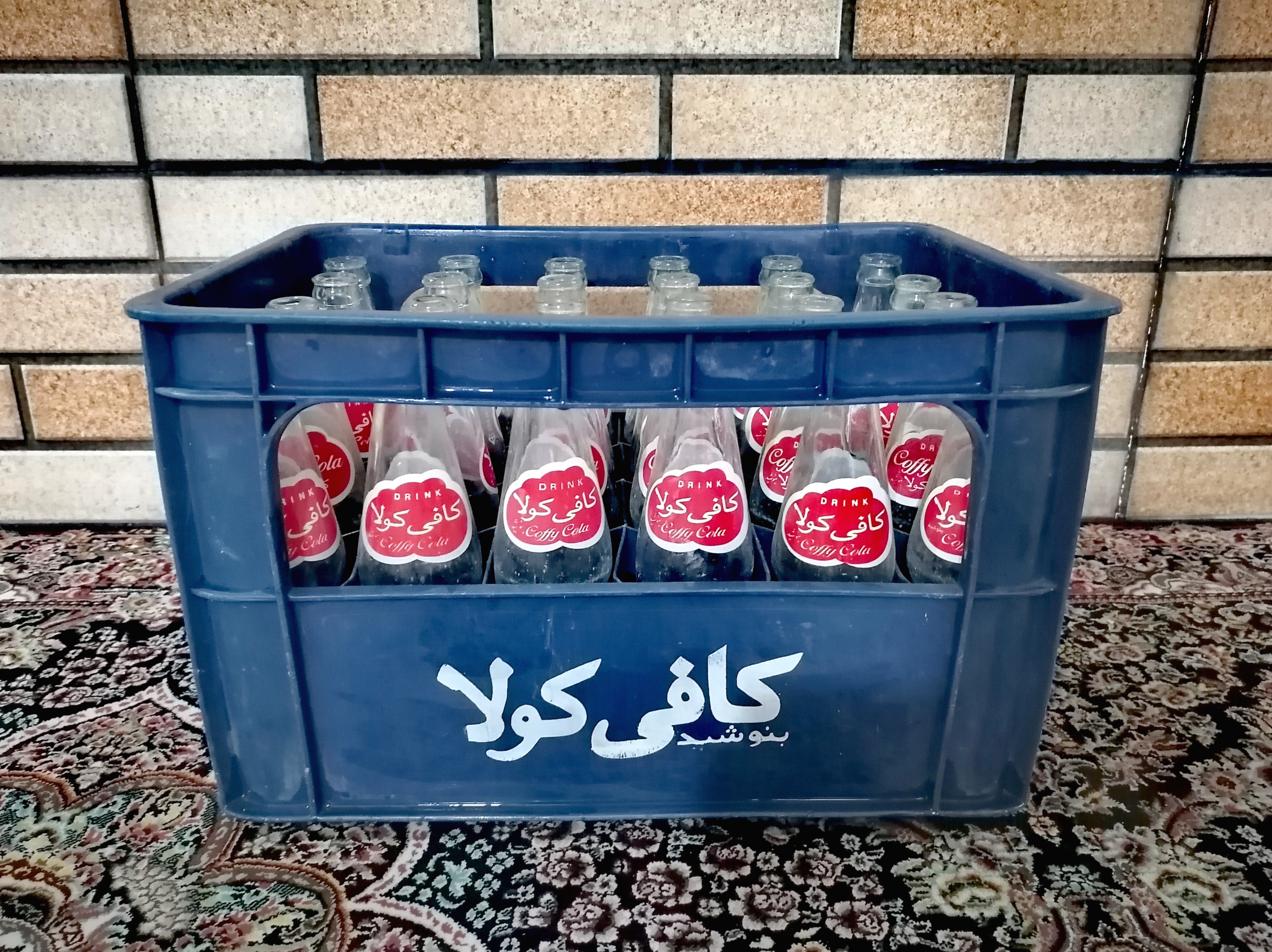 جعبه بطری های خالی نوشابه کافی کولا