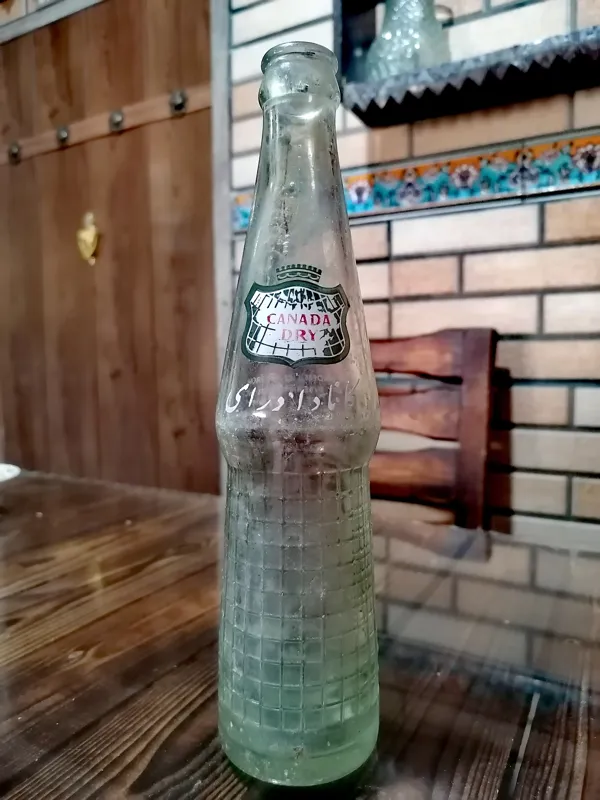 بطری قدیمی نوشابه کانادادرای پایین شطرنجی
