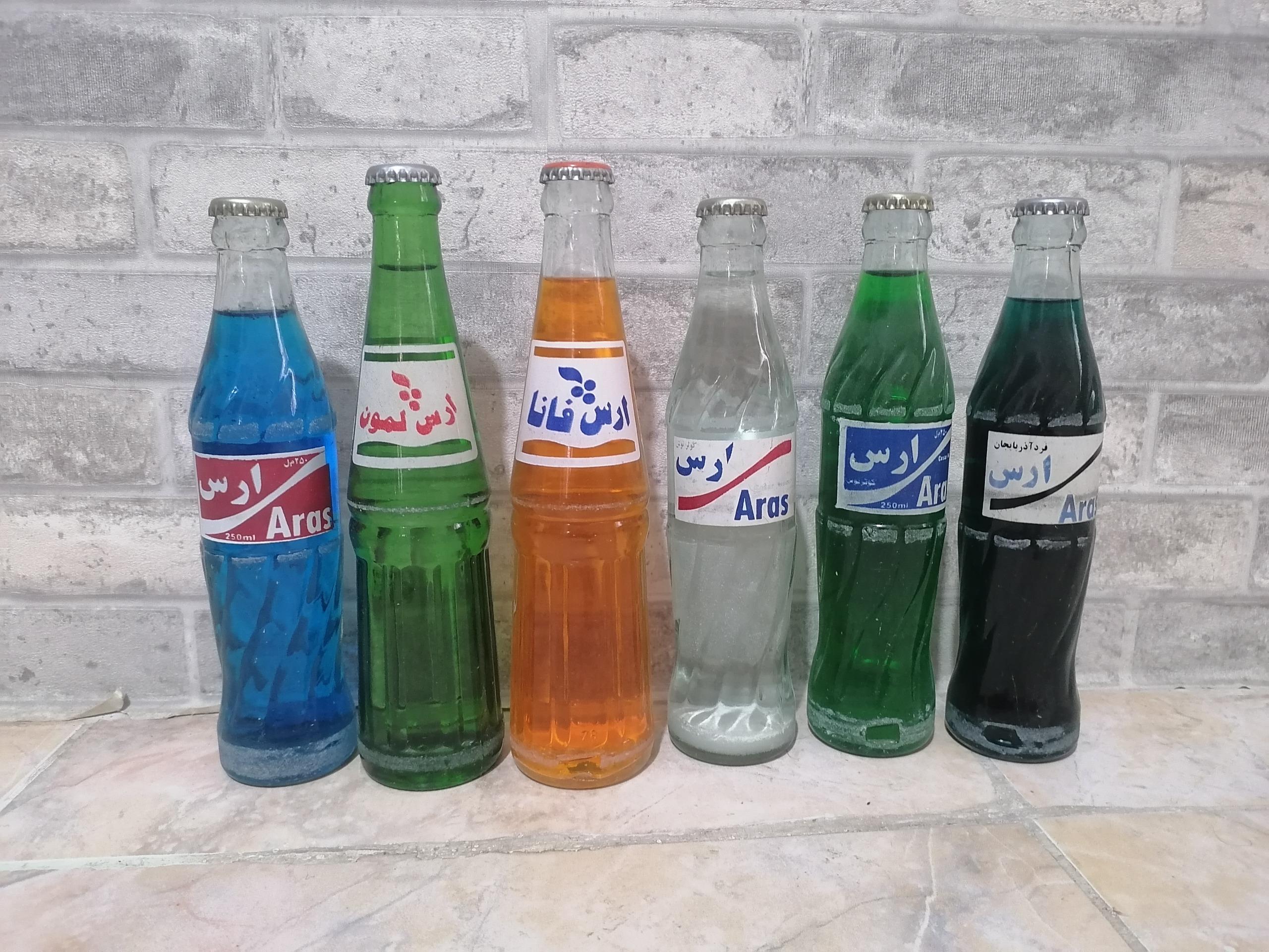سری بطری های خالی نوشابه ارس