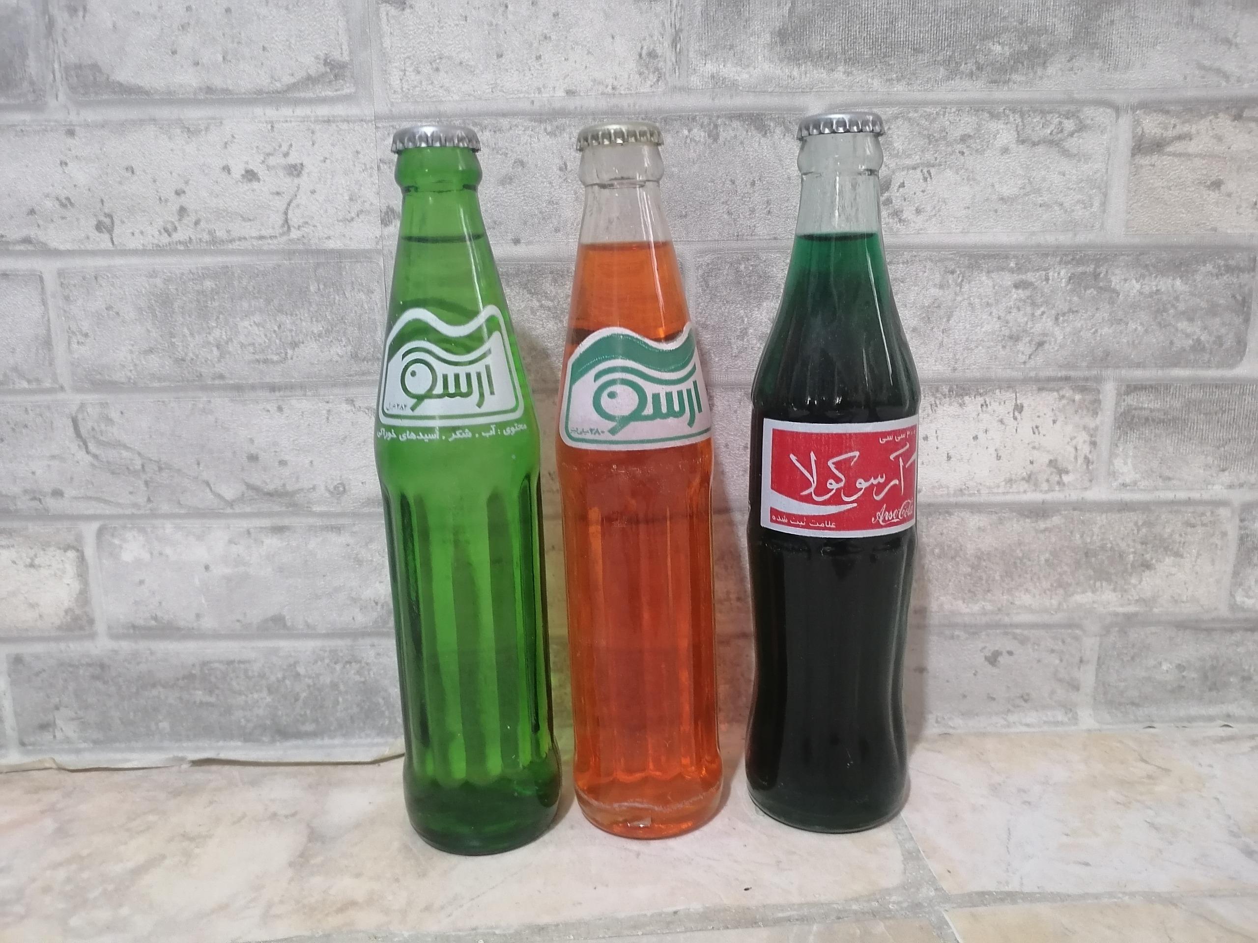 سری بطری های خالی نوشابه قدیمی آرسو