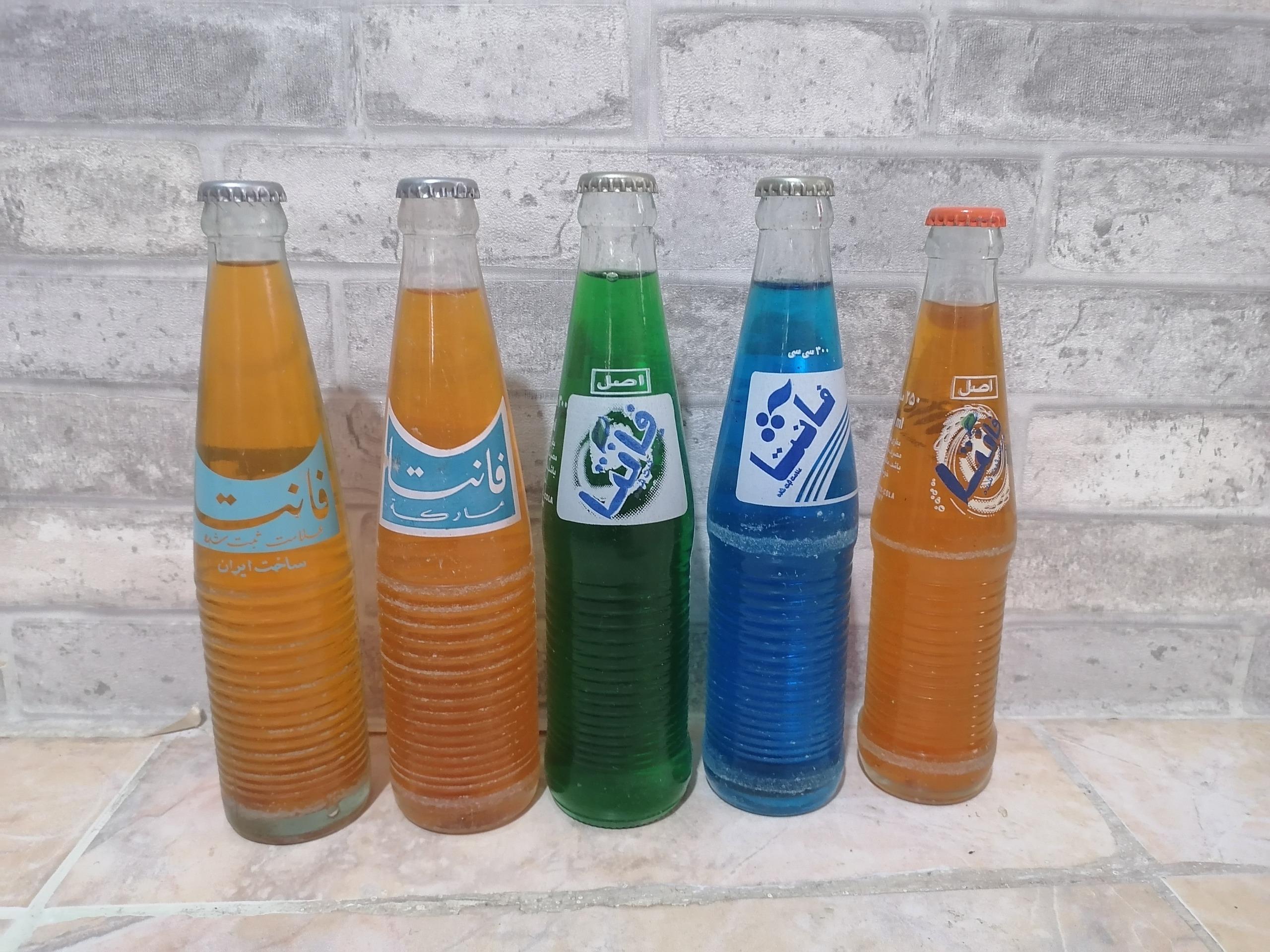 سری بطری های خالی نوشابه قدیمی فانتا