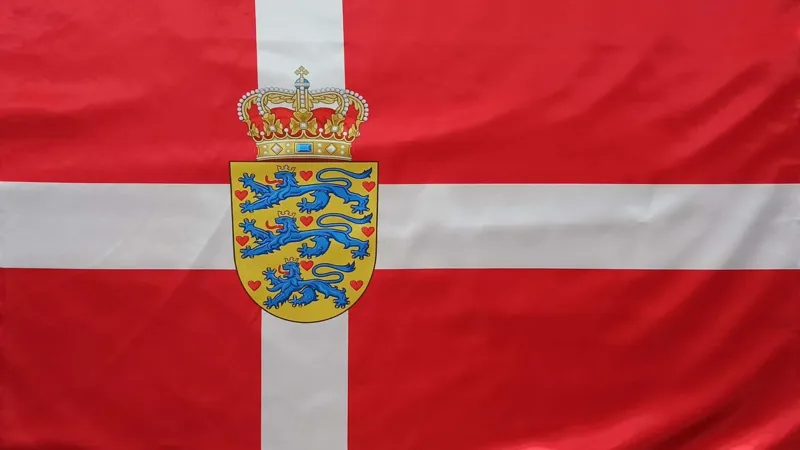 پرچم دانمارک | همراه نشان ملی