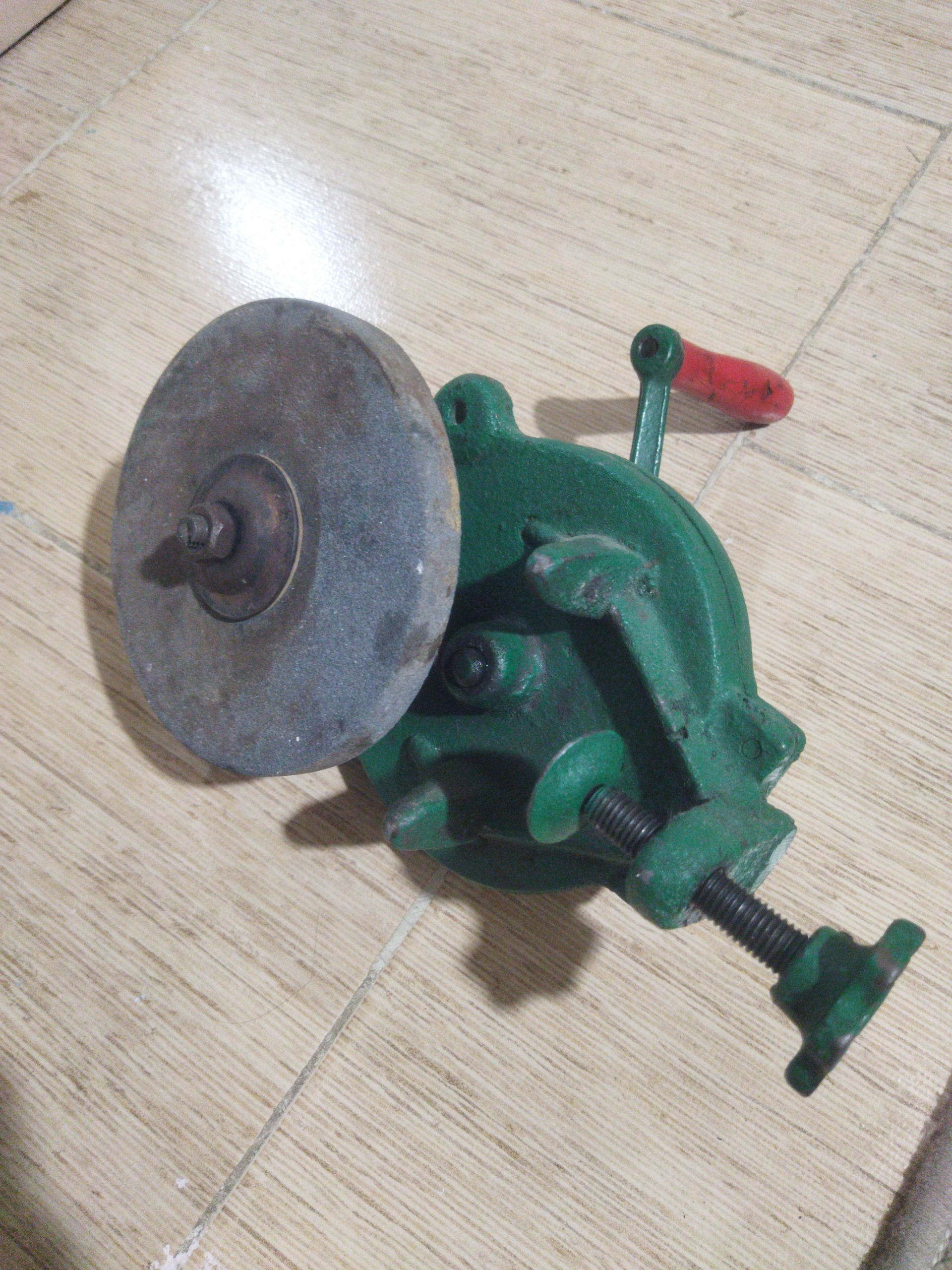 چاقو تیزکن قدیمی ( دستگاه سنگ زنی )