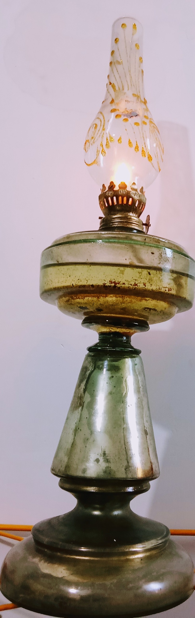چراغ گردسوزبا قدمت بالا .شیشه ای.کاملا سالم