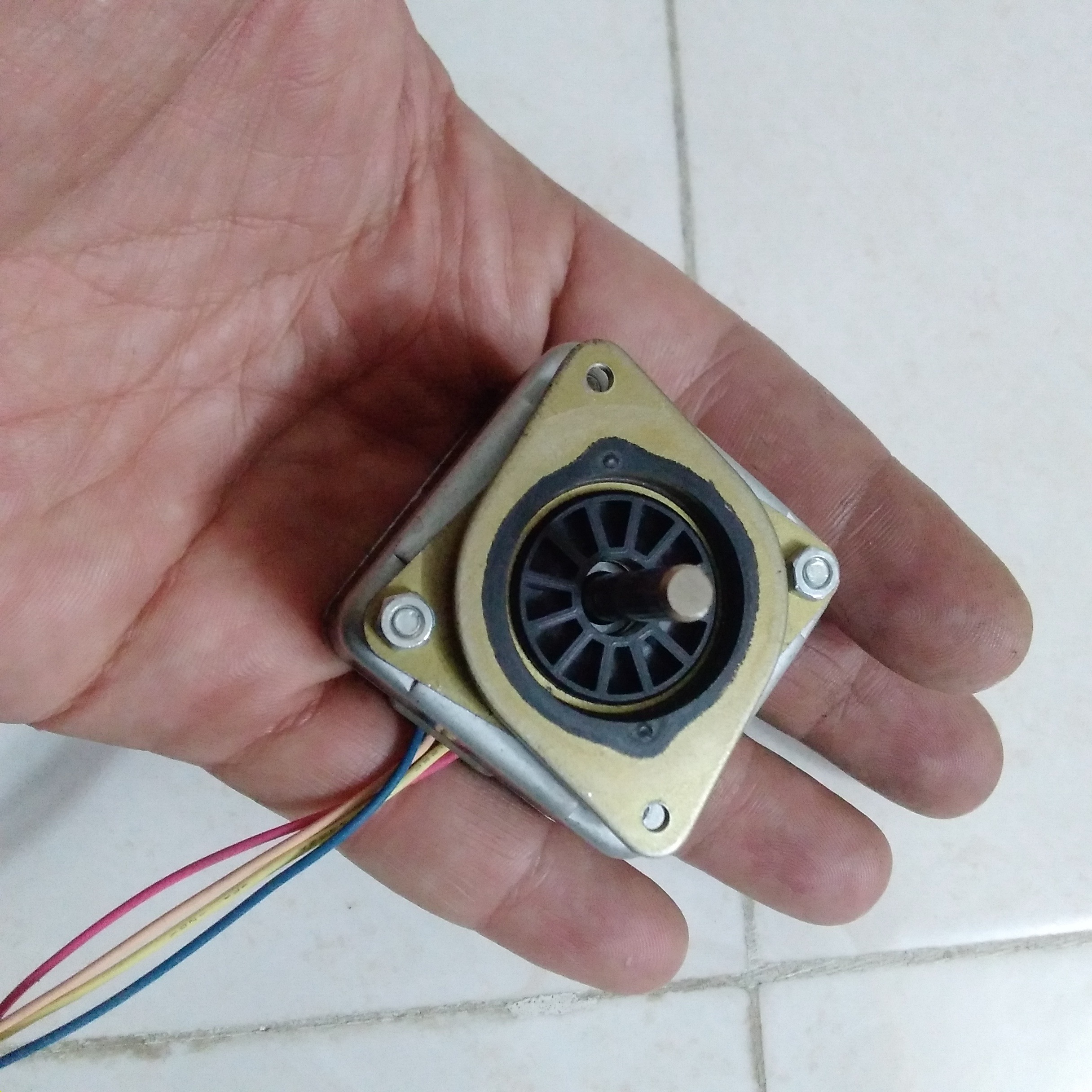 2مدل استپ موتور 4سیم دوسر بلبرینگ دار / ایده