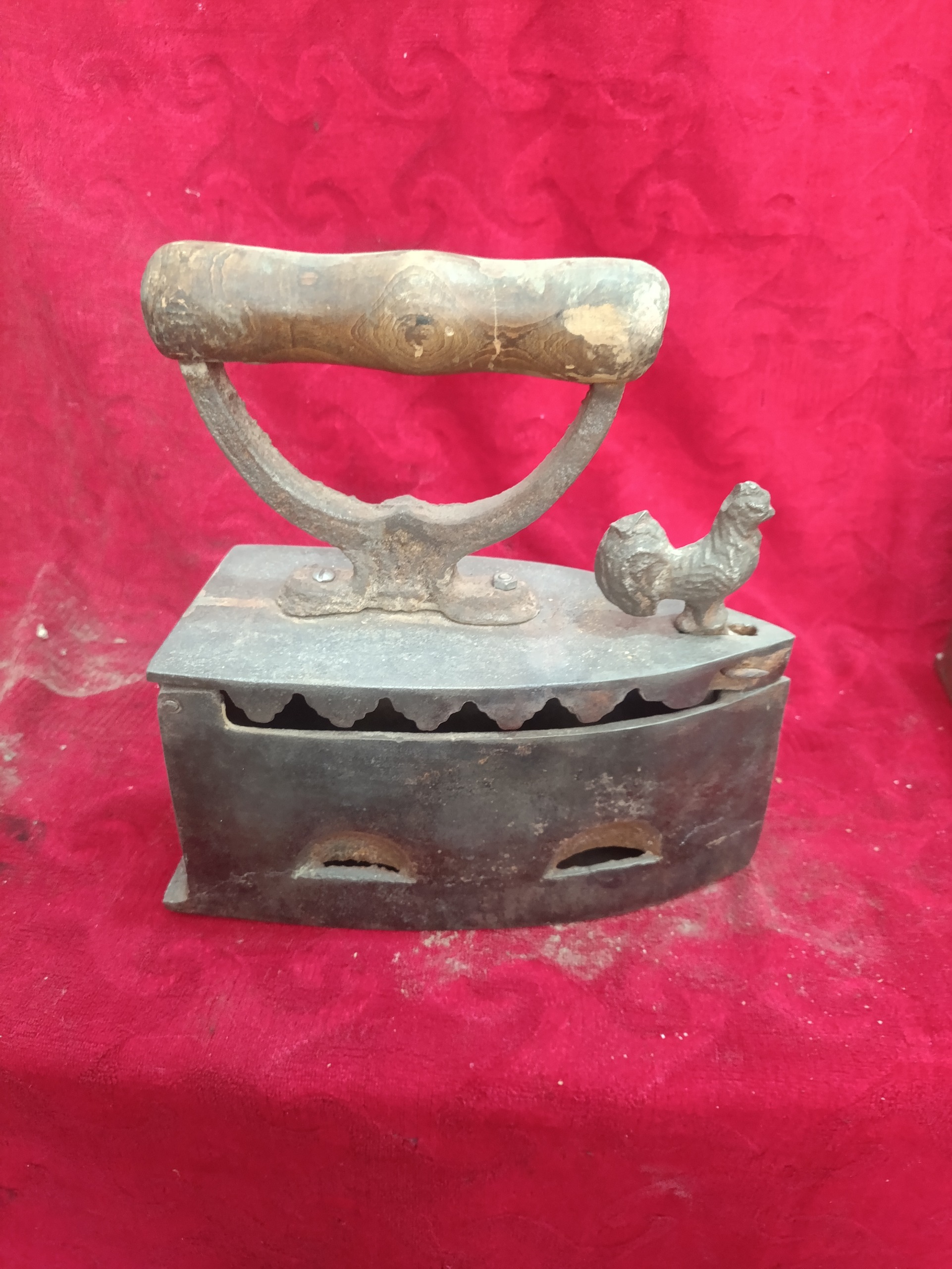 اتو قدیمی ذغالی خروسی