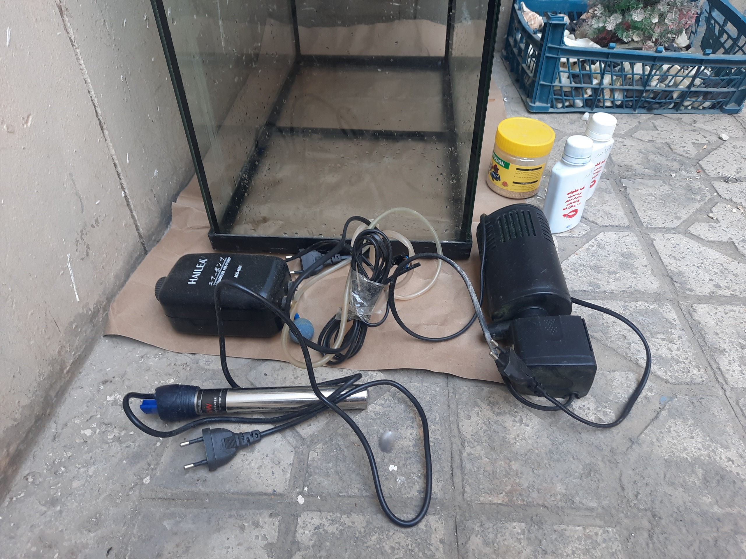 آکواریوم با لوازم جانبی