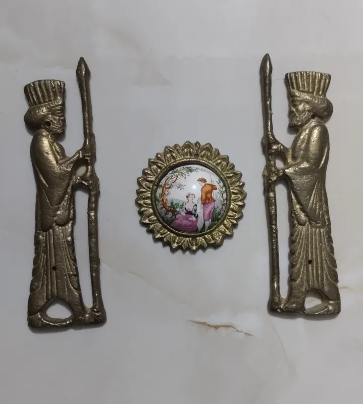 دیوارکوب،یامجسمه سربازهخامنشی ازروی دربازشده،توضی