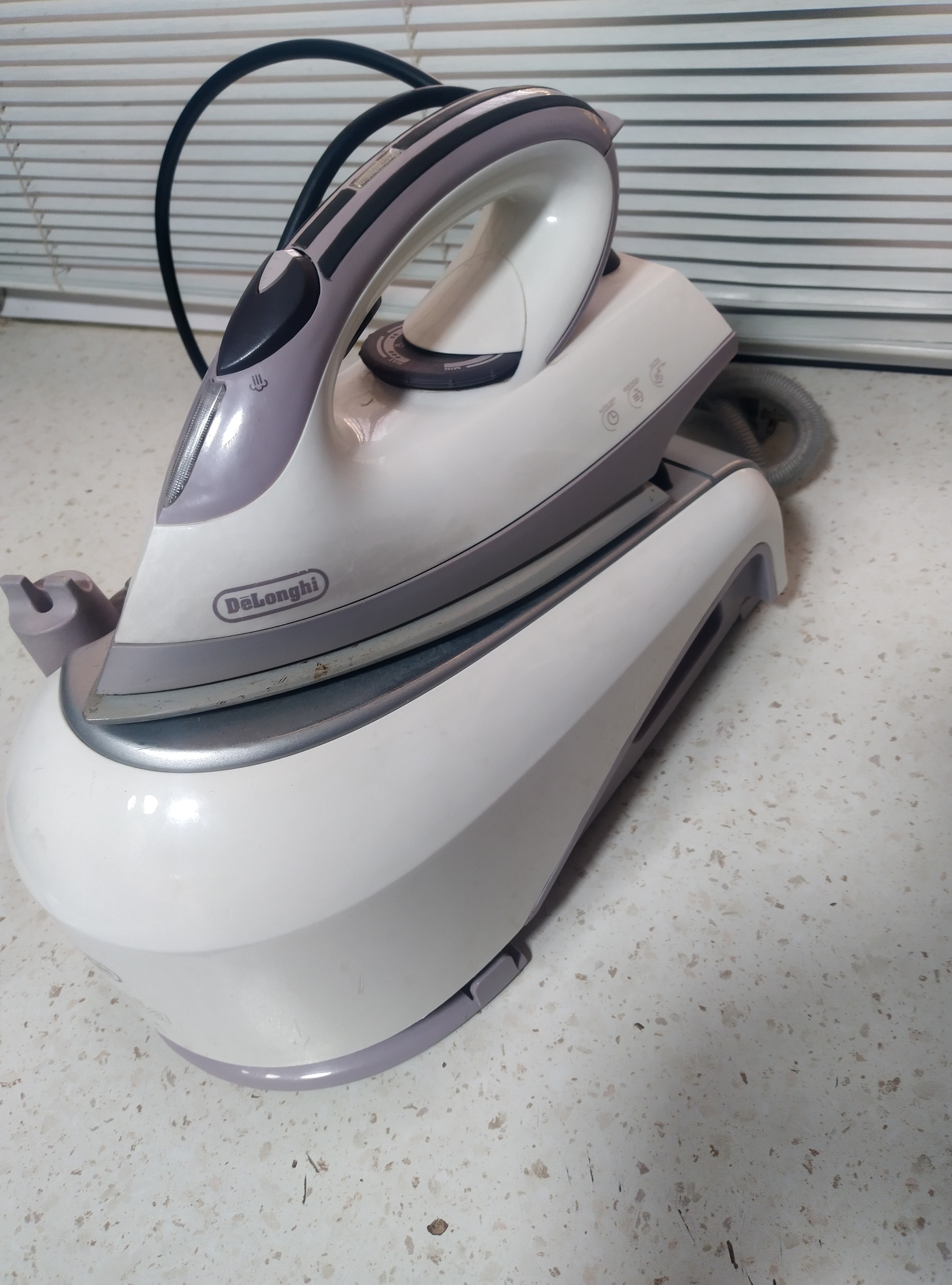 اتو بخار مخزن دار دلونگی Delonghi