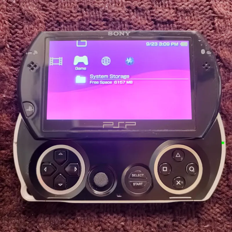کنسول psp go بسیار تمیز با لوازم جانبی