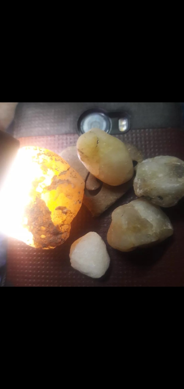 تعدادی سنگ باارزش مخصوص نگین