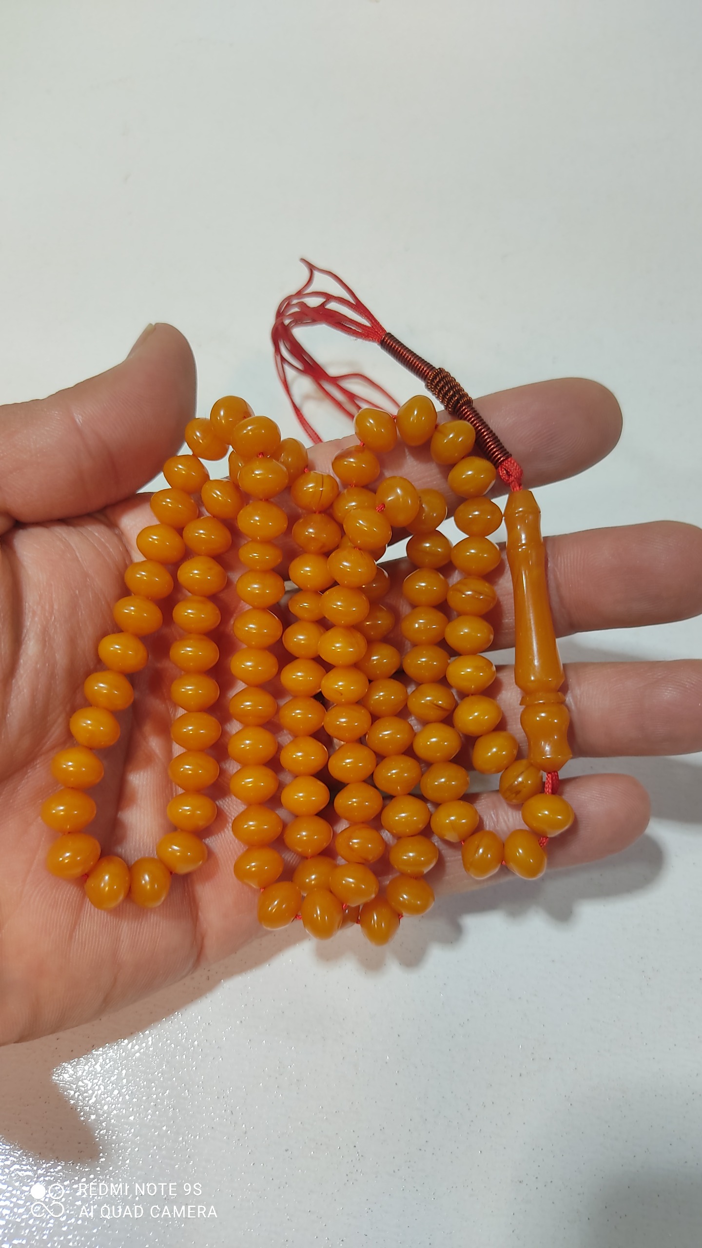 تسبیح کهربا رگه دار و زیبا