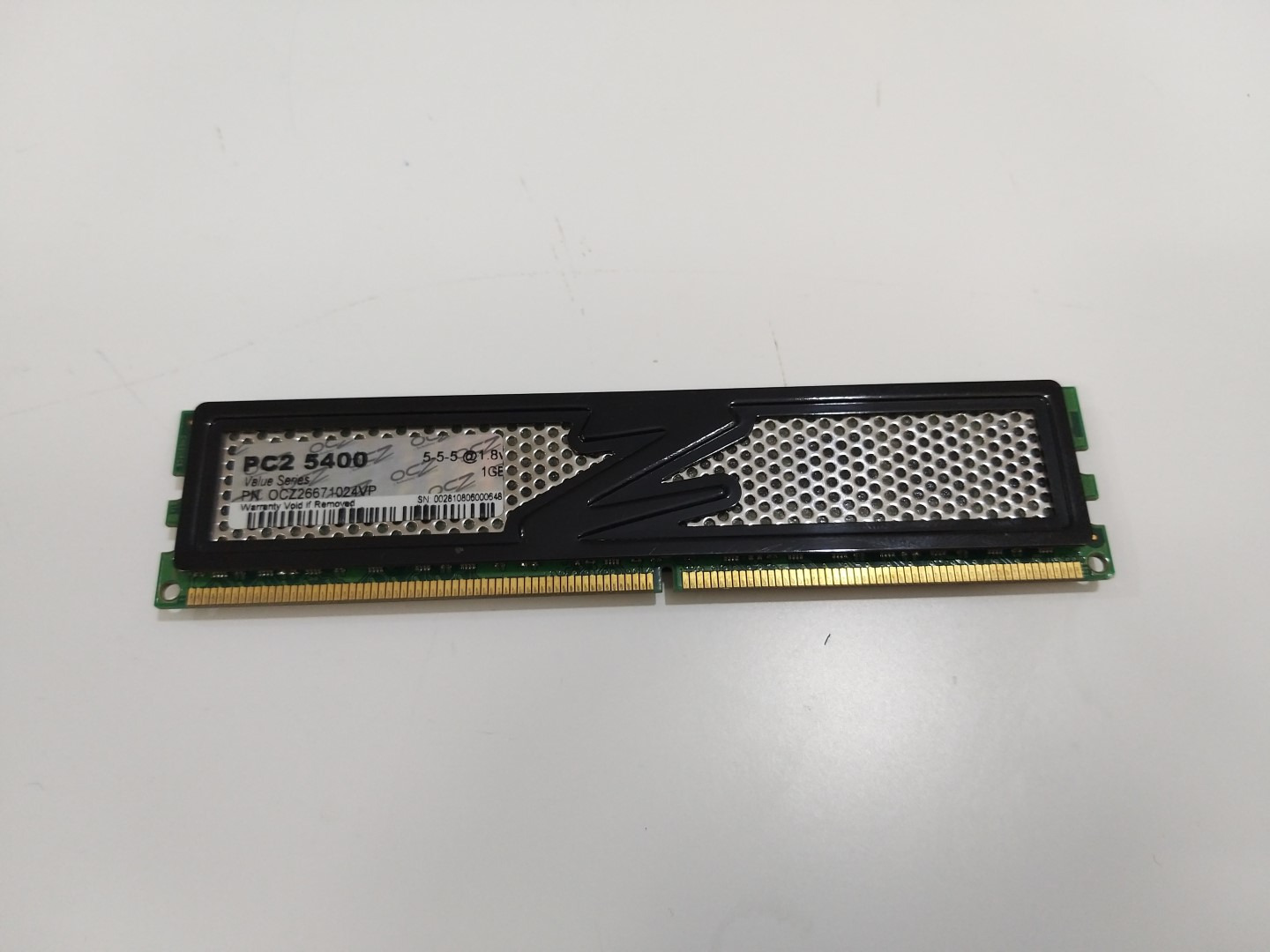 یک عدد رم DDR2 یک گیگابایت OCZ باس 667