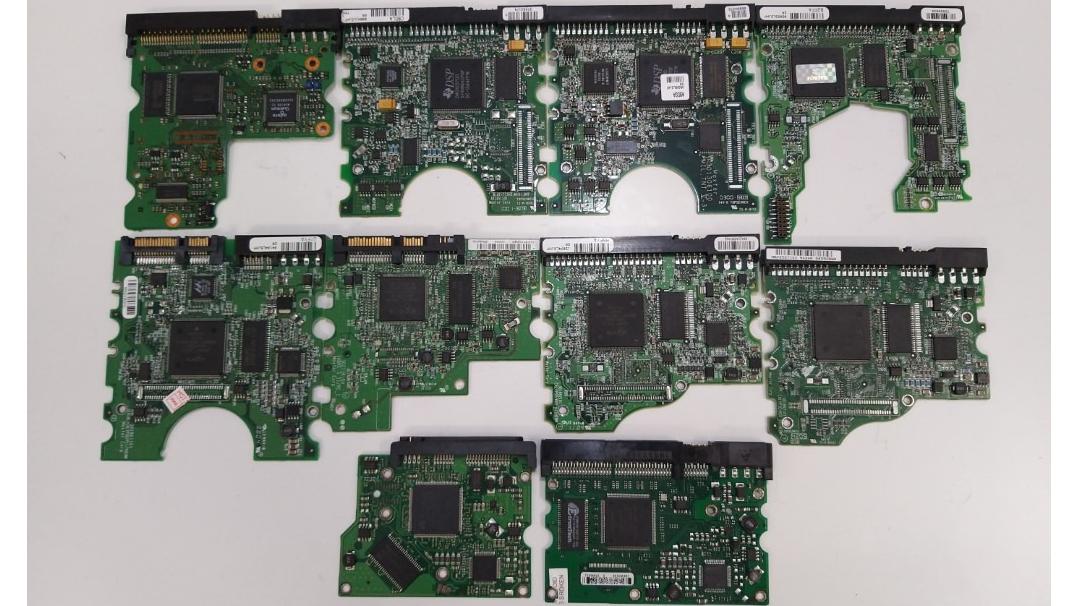 تعدادی برد هارد و رم و قطعات کامپیوتری جهت بازیافت