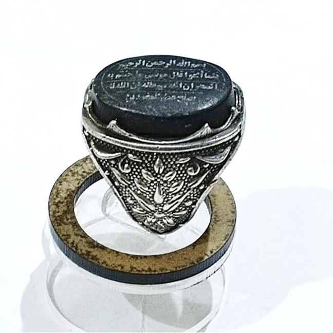 انگشتر یشم خطی رکاب طرح قلم زنی