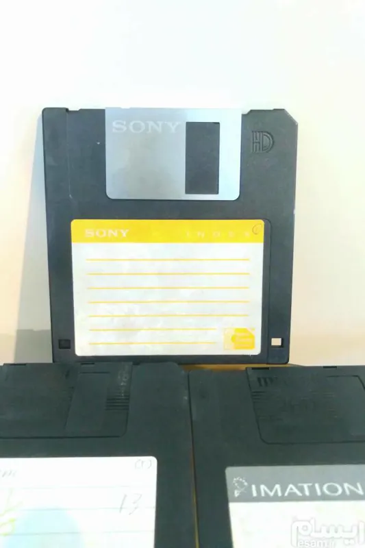 تعدادی فلاپی دیسکت قدیمی