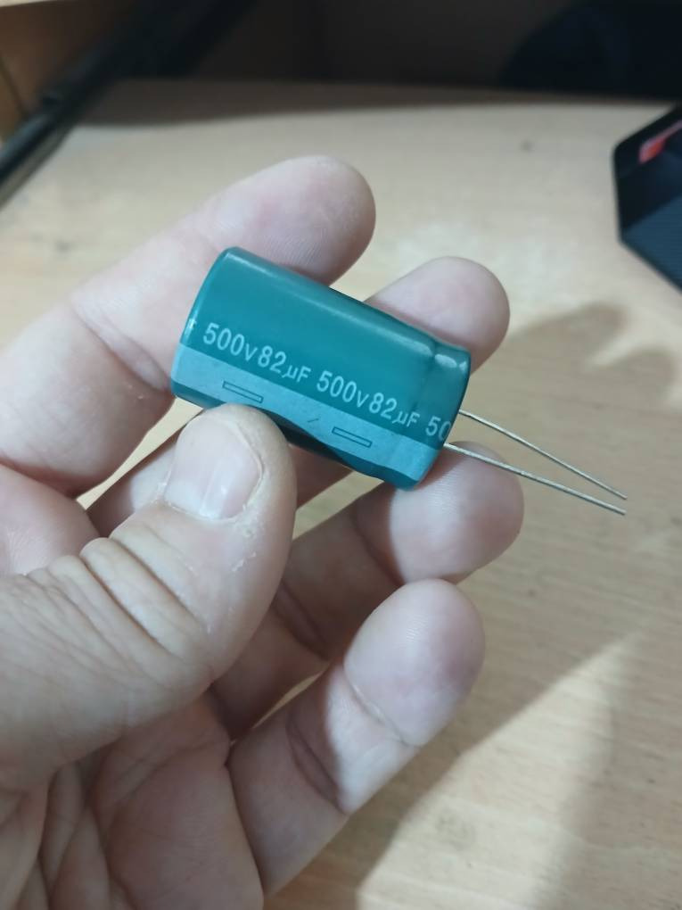 خازن الکترولیتی 82 میکروفاراد 500 ولت 21 عدد