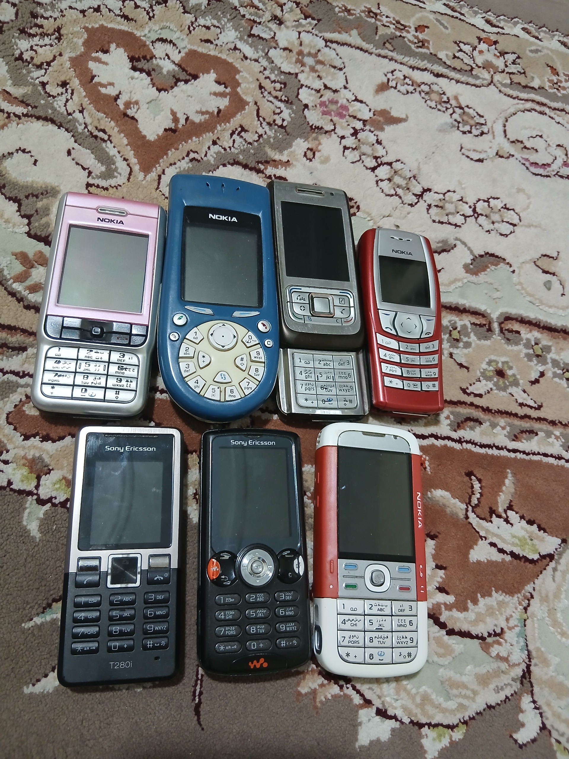 تعدادی گوشی نوکیا و سونی اریکسون