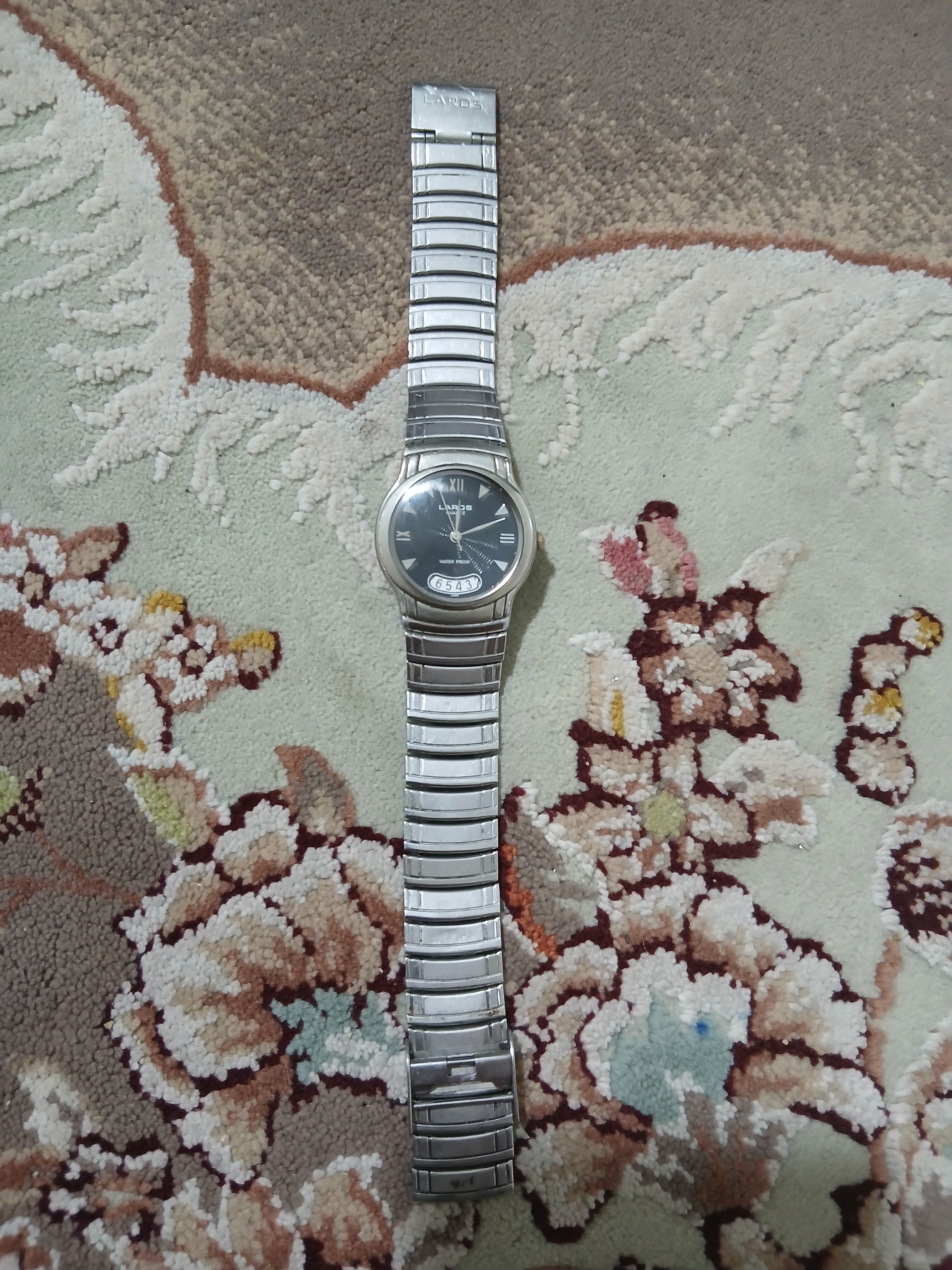 ساعت مچی قدیمی لاروس