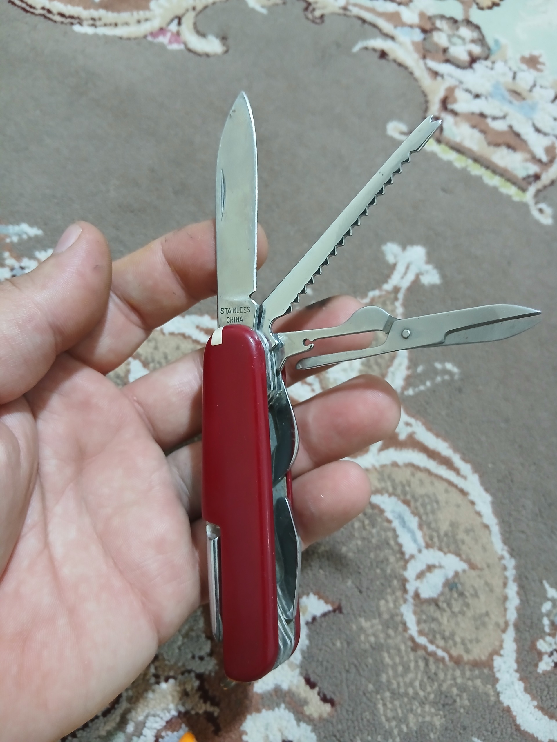 چاقو همه کاره قرمز