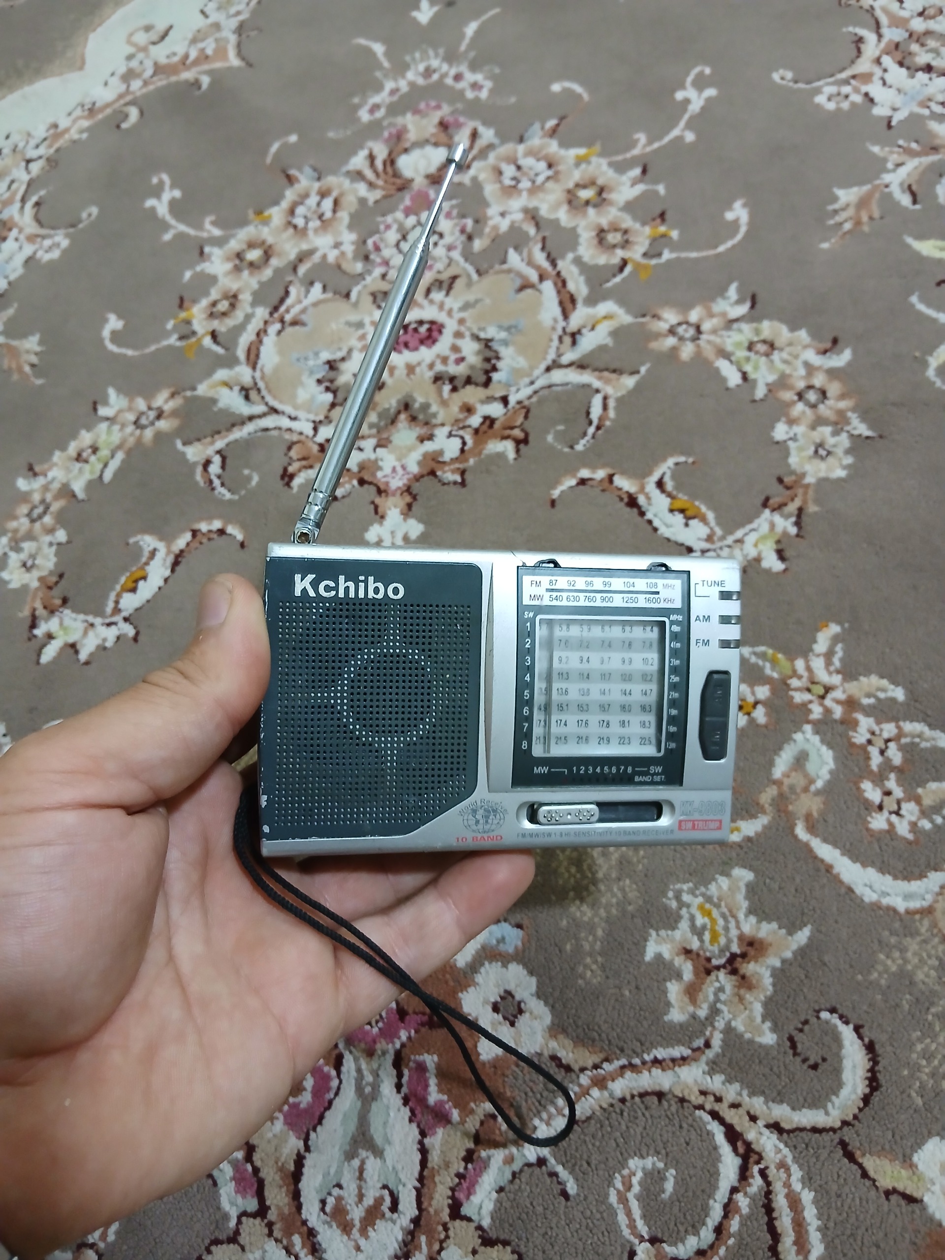 رادیو کوچک قدیمی سالمه.توضیحات
