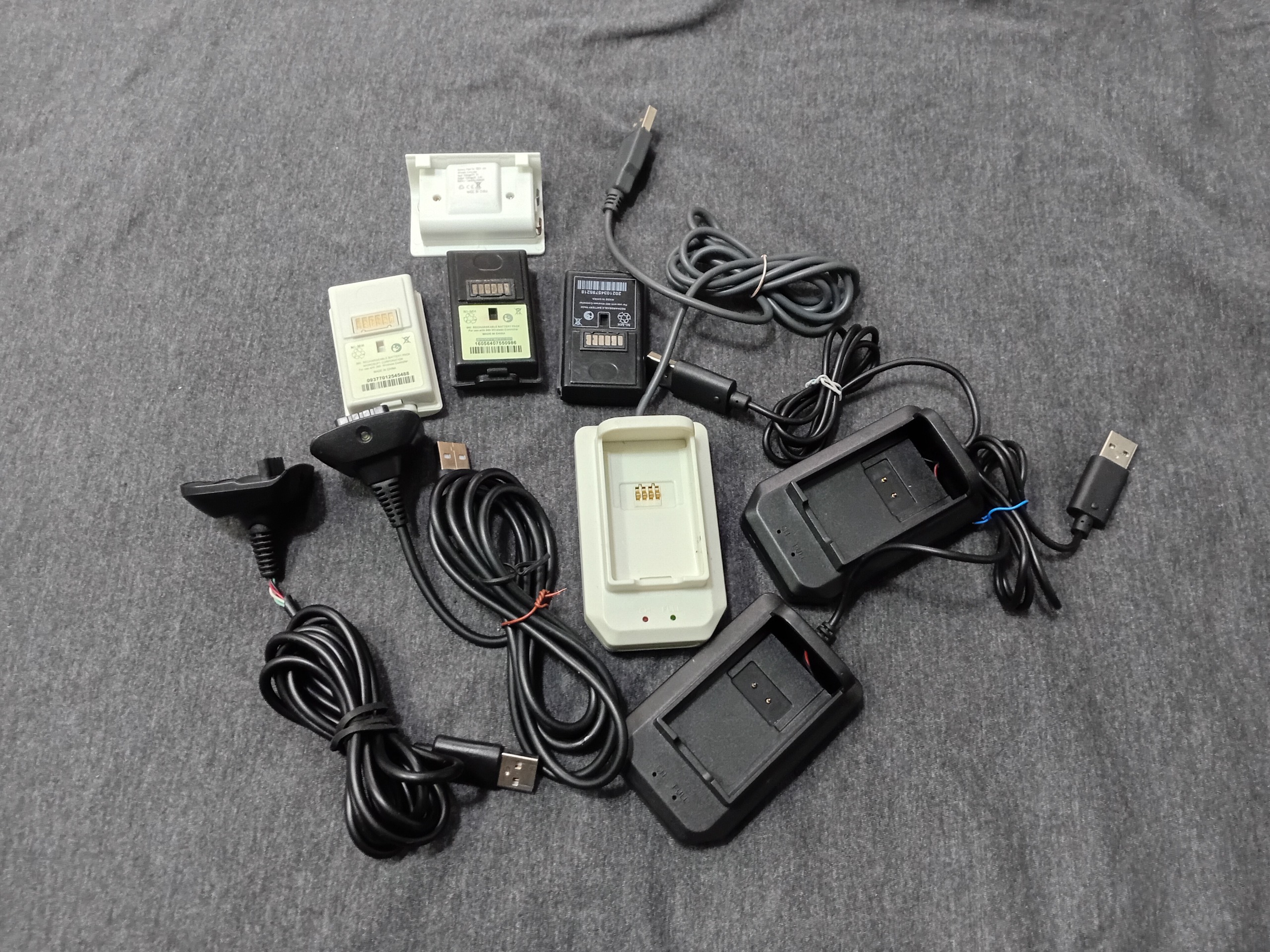 تعدادی باتری و شارژر دسته XBOX بدون ضمانت