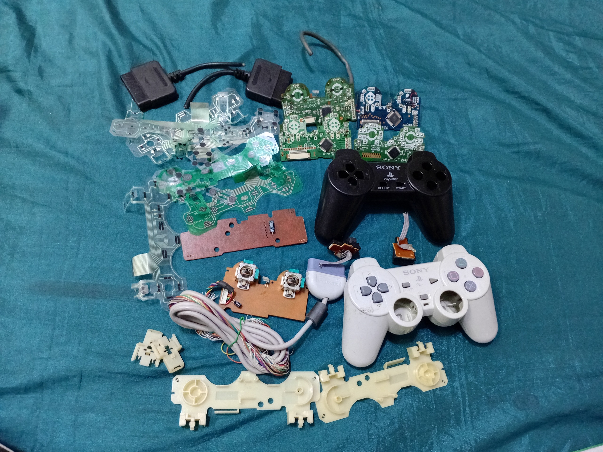 تعدادی قطعات و قاب دسته پلی استیشن