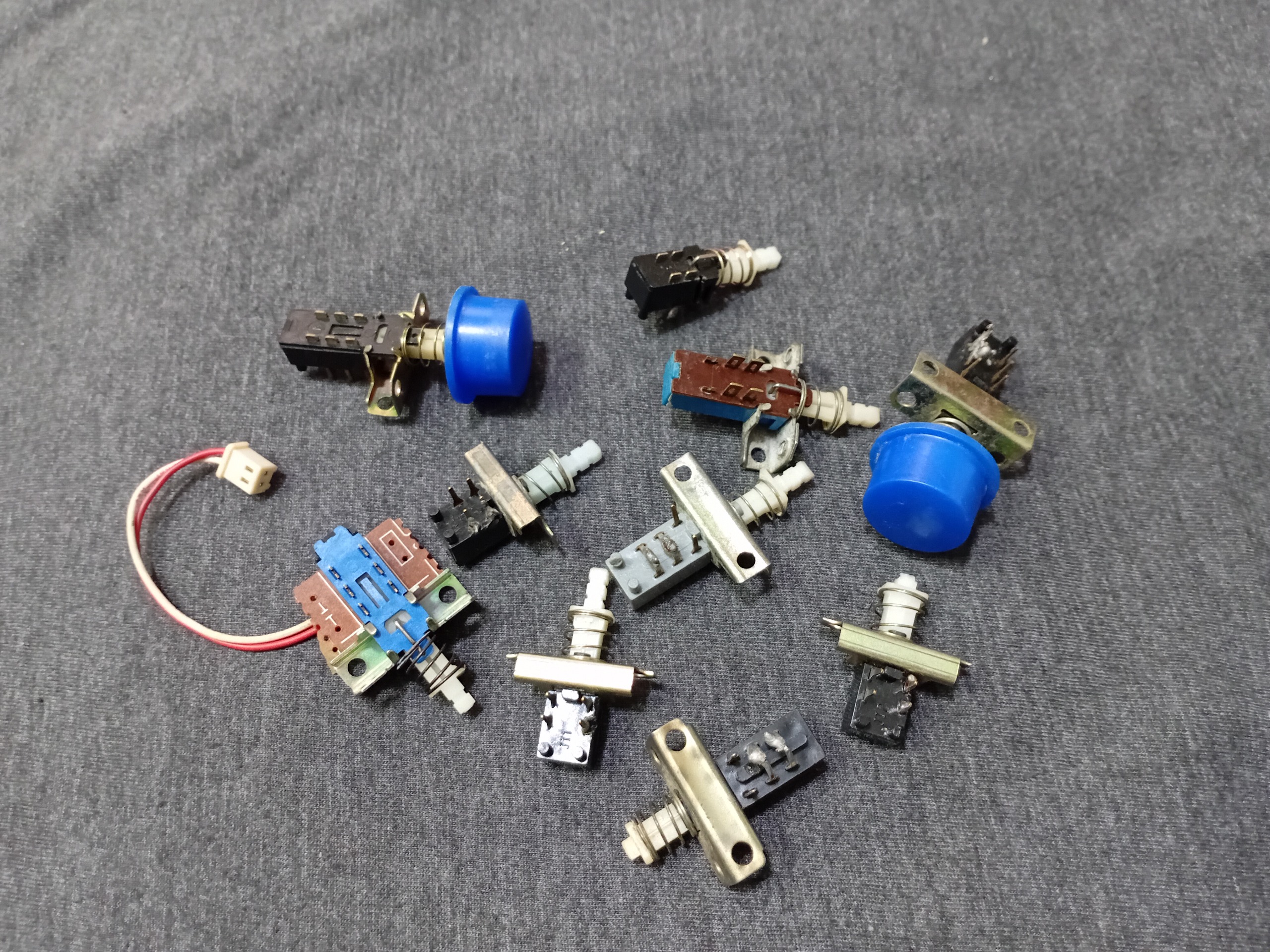 تعداد 10 عدد کلید پاور و ریست دستگاه میکرو