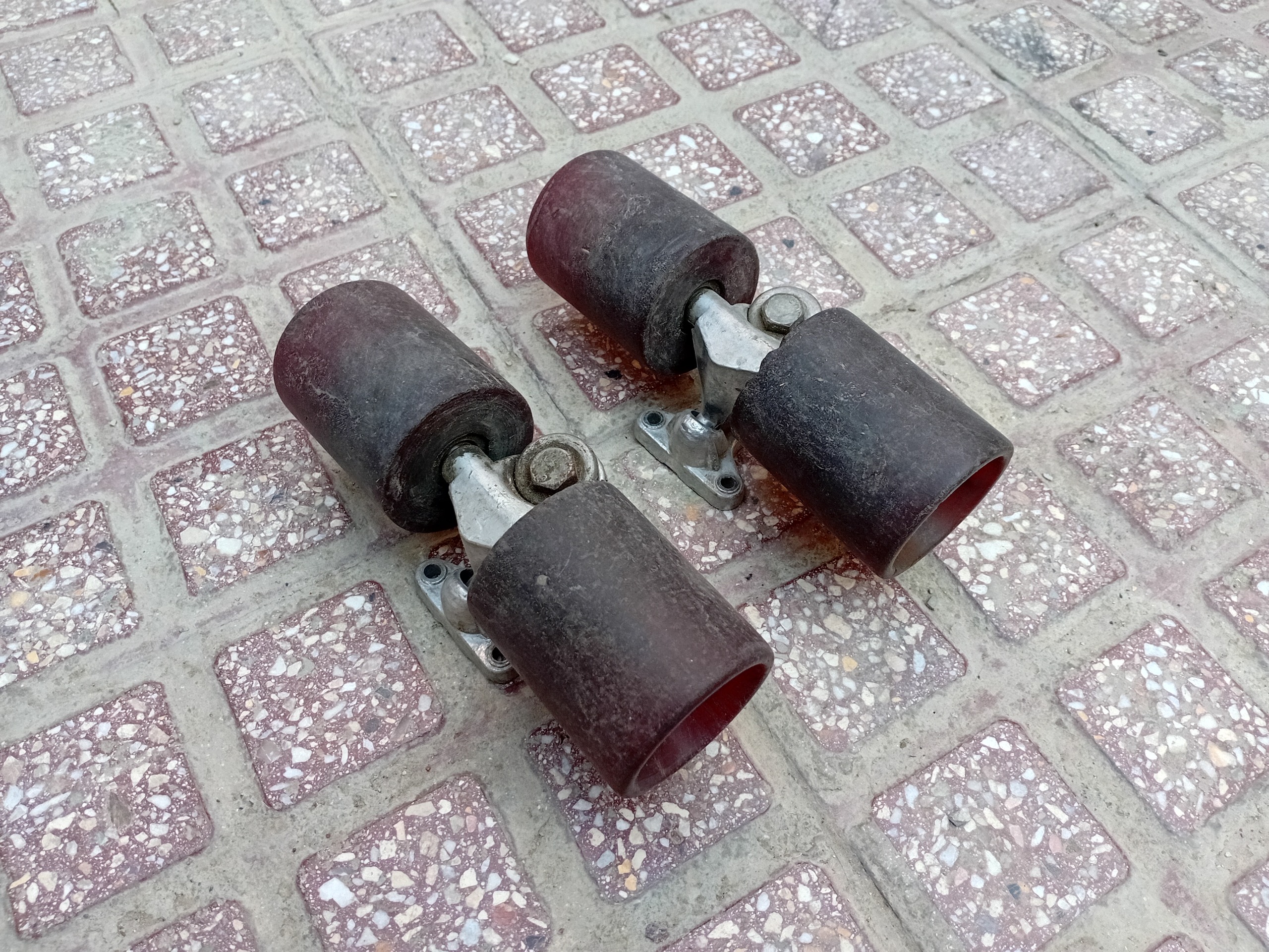 دو عدد چرخ لاستیک یدکی اسکیت برد قدیمی
