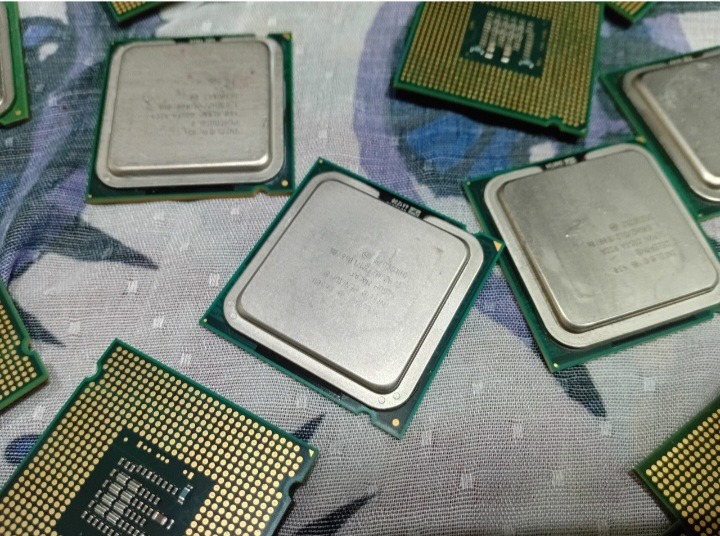 تعداد 14 عدد CPU قدیمی کف طلا