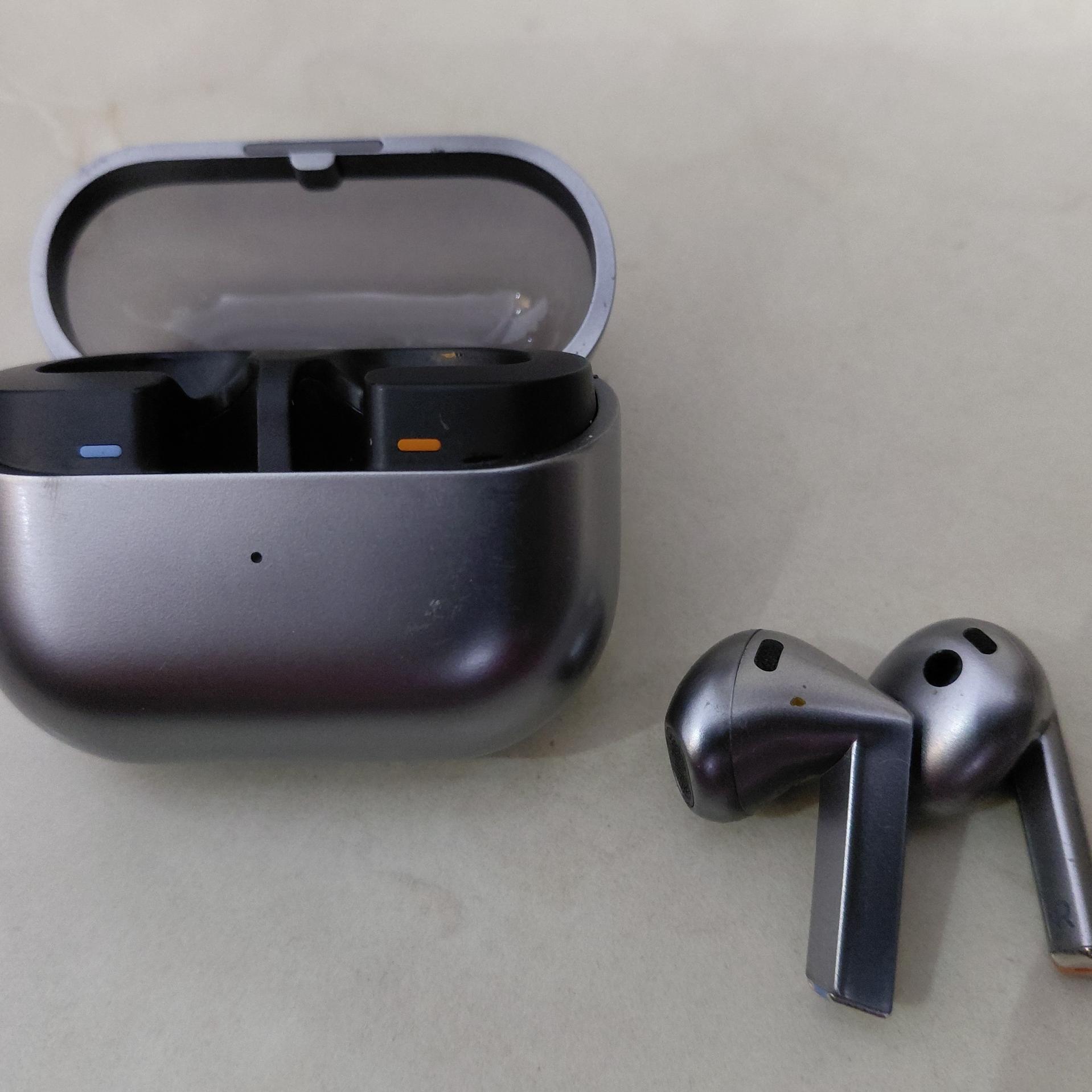 گلکسی ایربادز3 Samsung air buds توضیحات دارد