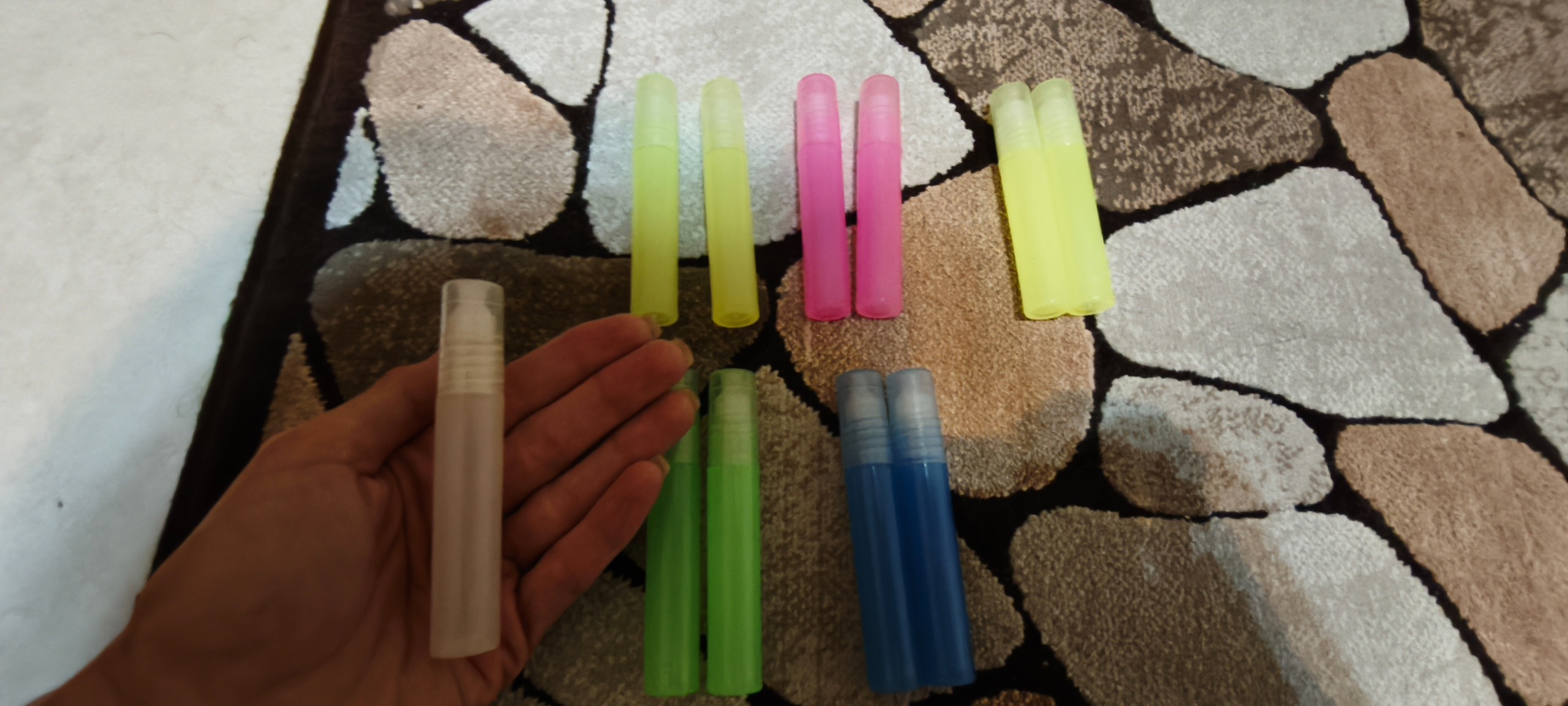 تعدادی شیشه عطر زیبا