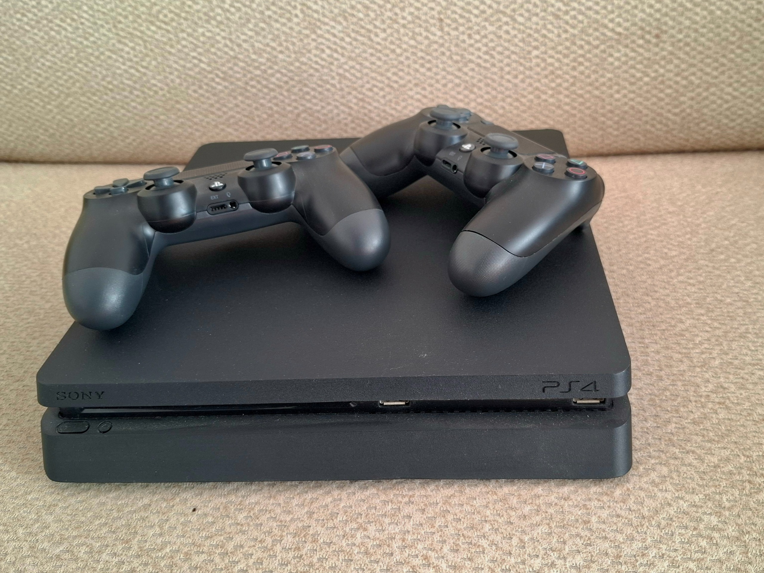 پلی استیشن 4 اماراتی با 30 بازی و 2 دسته