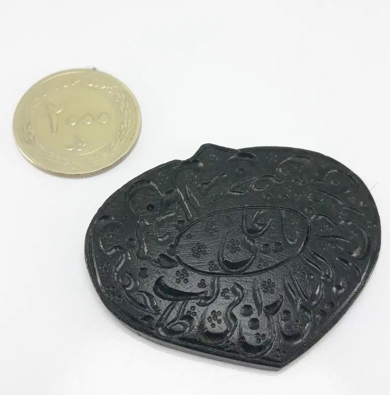 کتیبه سنگی یشم با جذب آهن ربا