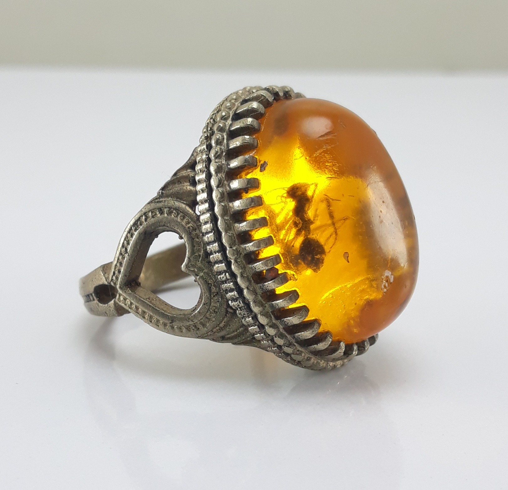 انگشتر کهربا مورچه دار زیبا و خاص