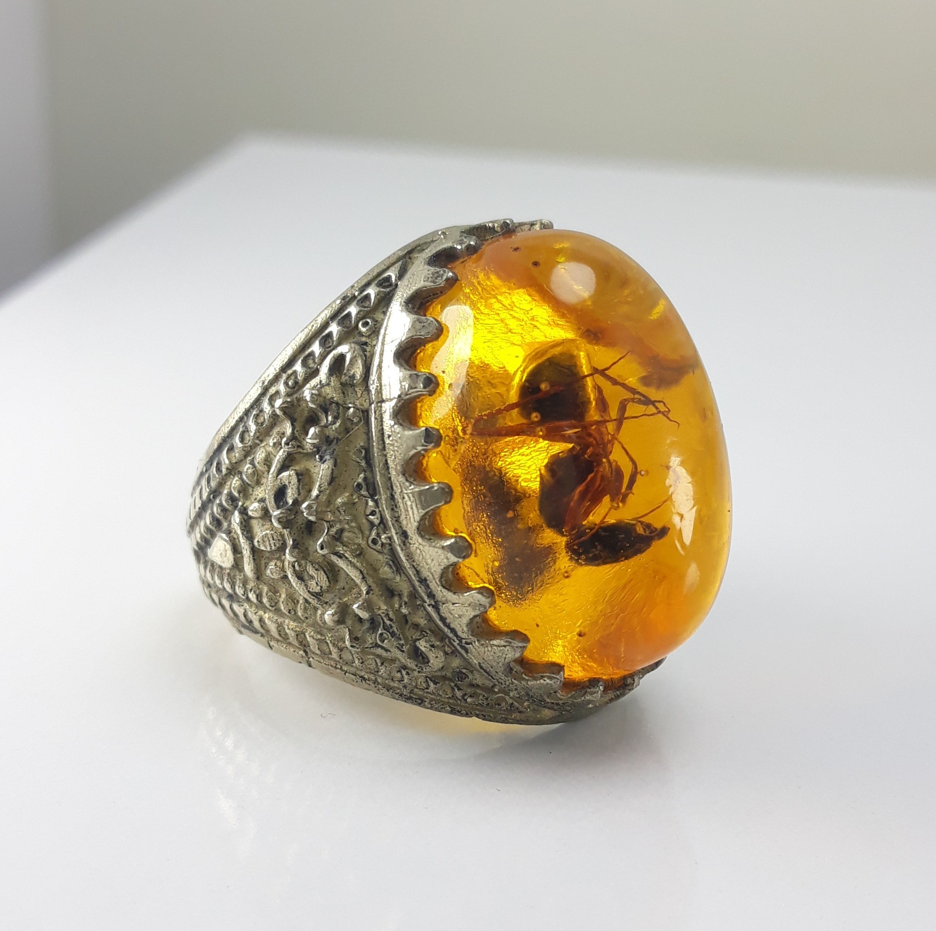 انگشتر کهربا بسیار زیبا حشره دار