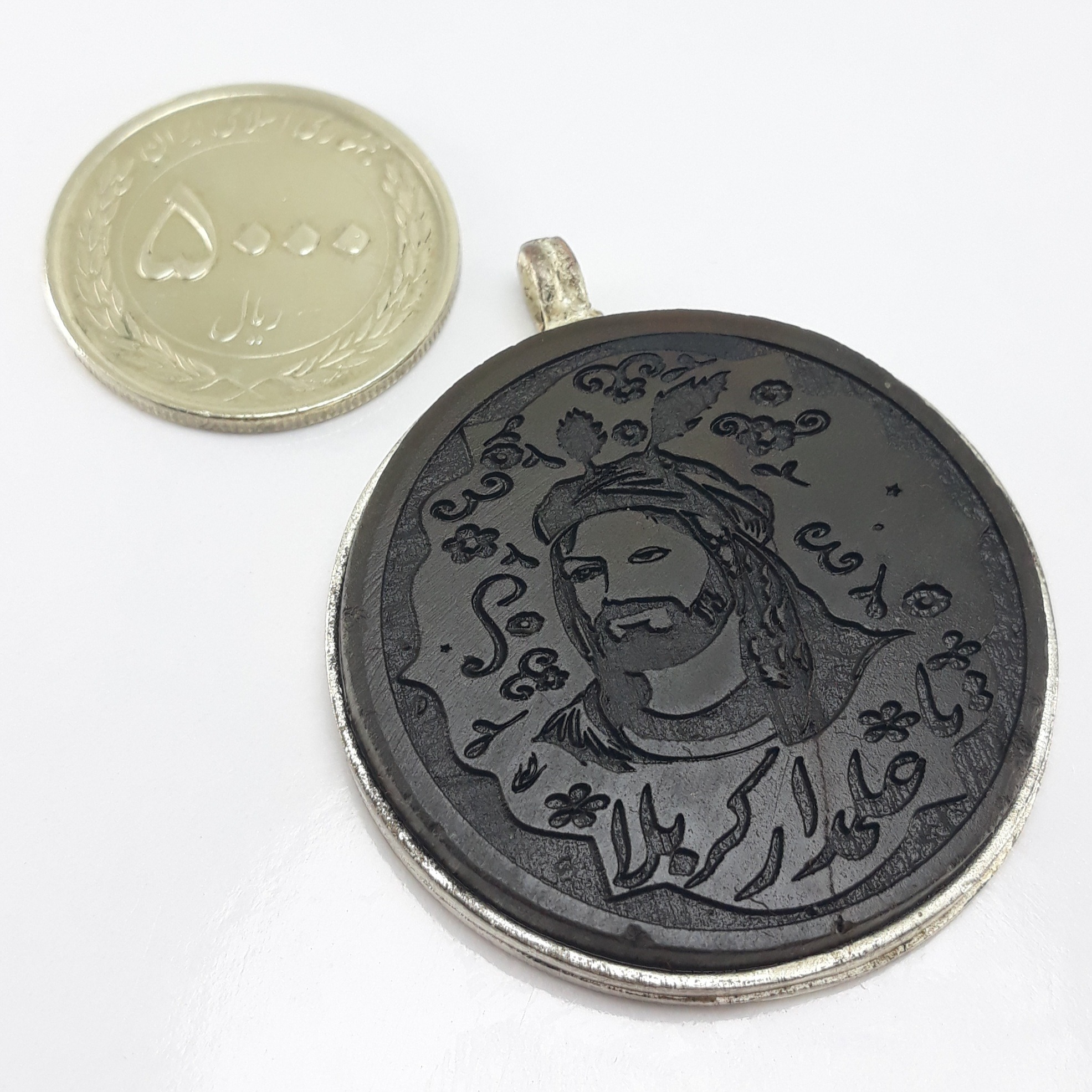 گردنی سنگی یشم با حکاکی بی نظیر و خاص