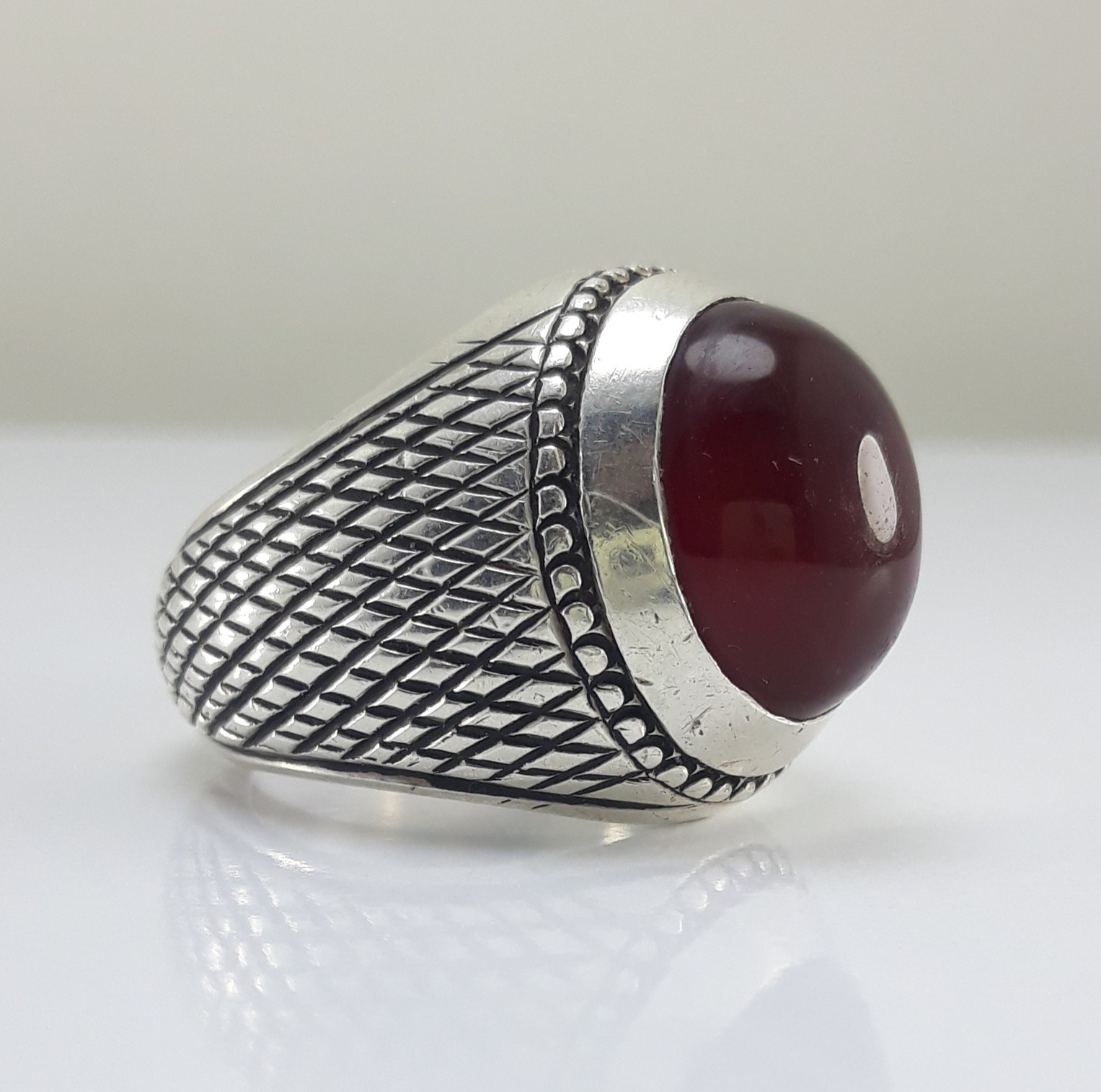 انگشتر نقره دست ساز عقیق کهنه سرخ معدنی