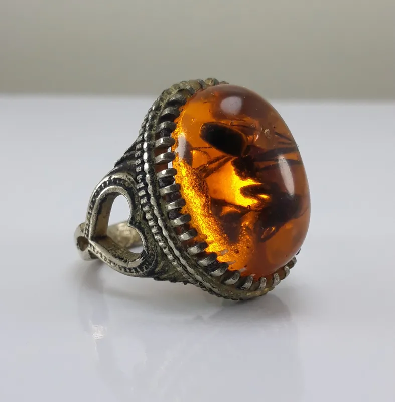 انگشتر کهربا بسیار خاص و کلکسیونی