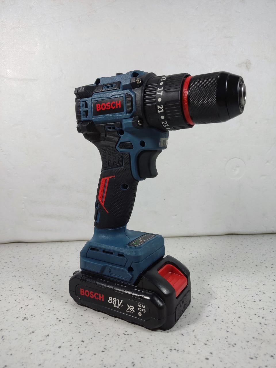 دریل شارژی چکشی دو باتری با لوازم طرح بوش