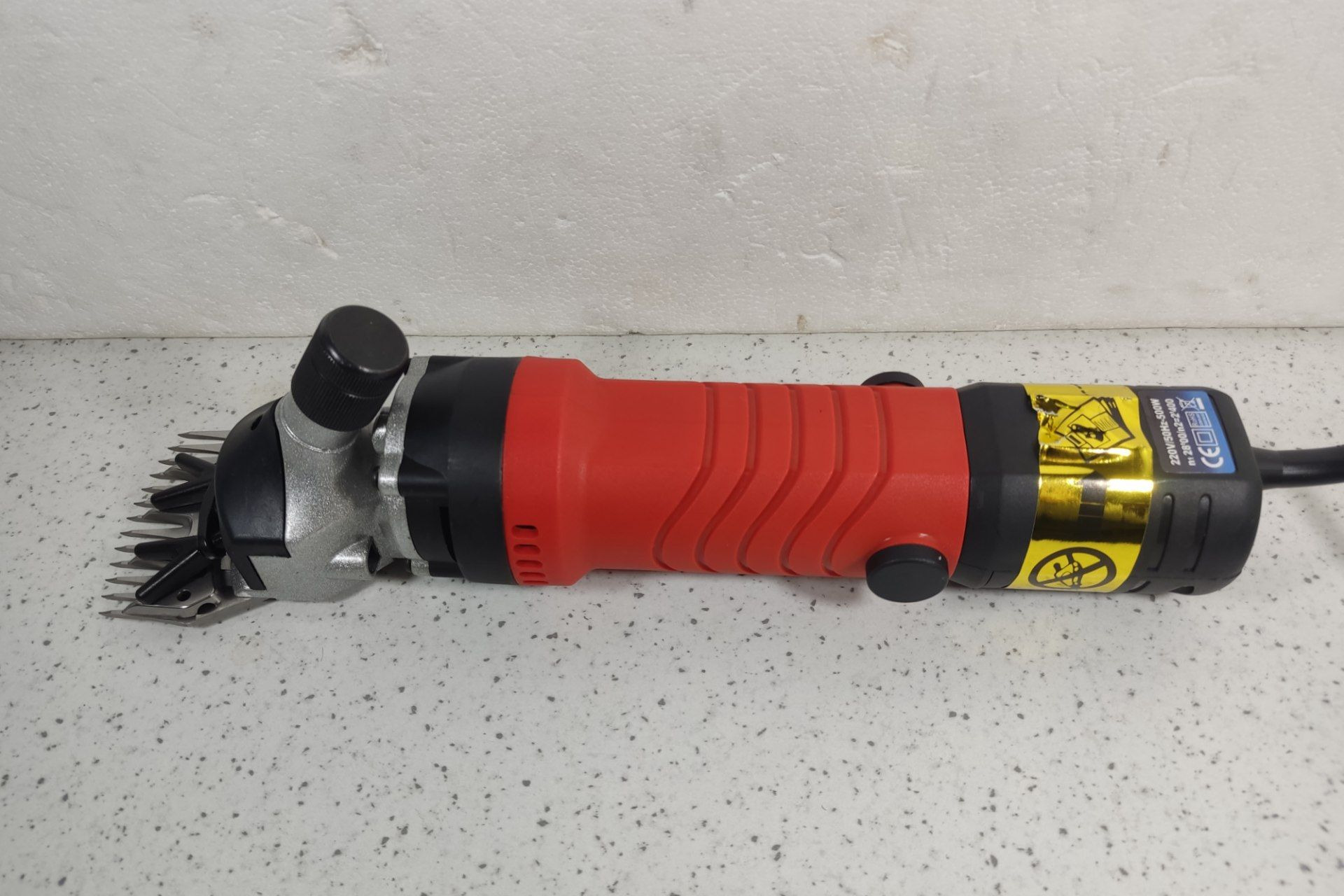 پشم زن گوسفند برقی دیمردار نیک تک