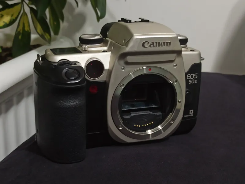 دوربین آنالوگ Canon EOS 50E در حد آک