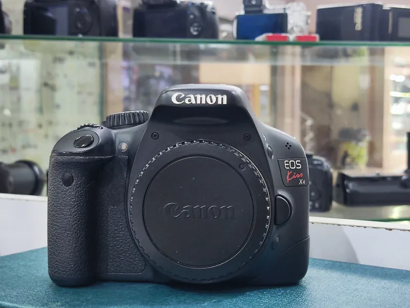 بدنەی Canon 550D درحد آح و خیلی تمییز