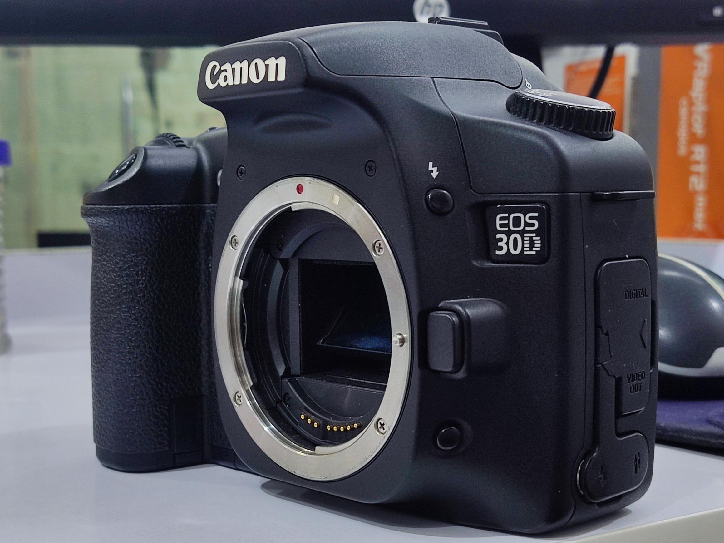 بدنه دوربین Canon 30D در حد آک و خییییلی تمییز