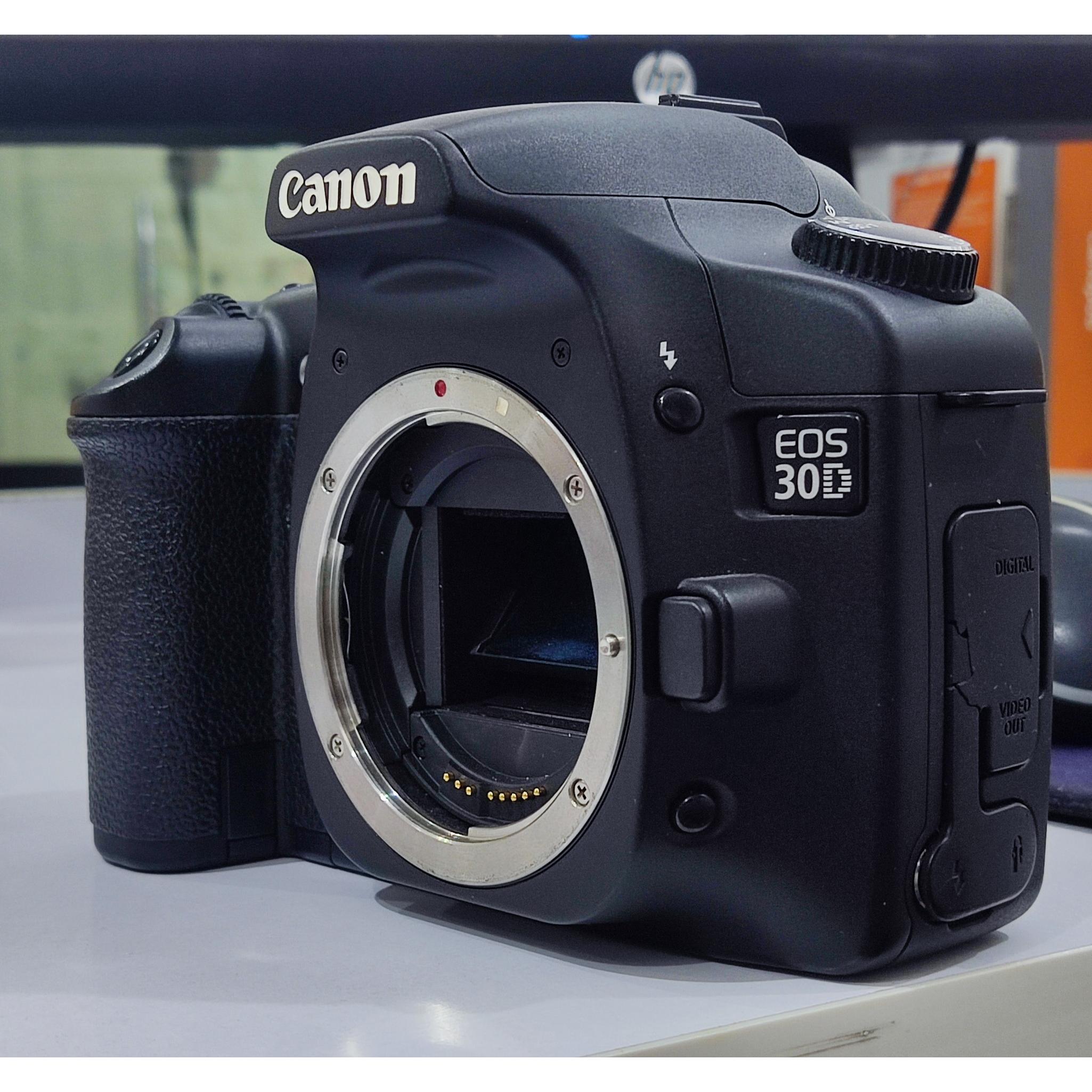 بدنه دوربین Canon 30D در حد آک و خییییلی تمییز
