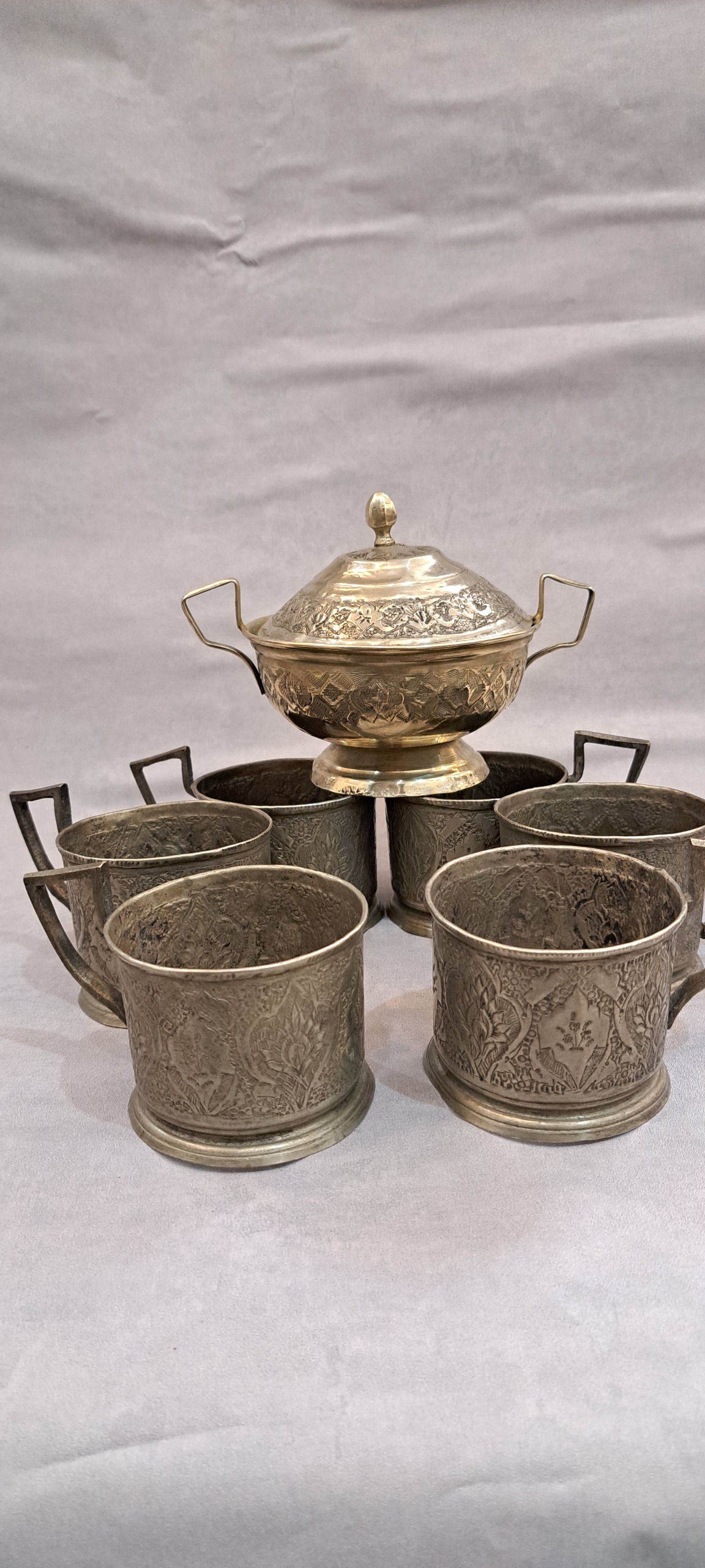 یک دست انگاره قدیمی و قندان