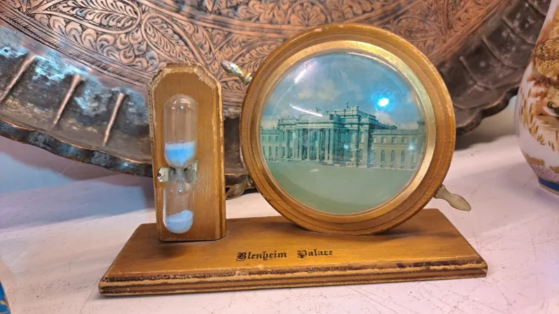 ساعت شنی و تابلو کوچک قدیمی